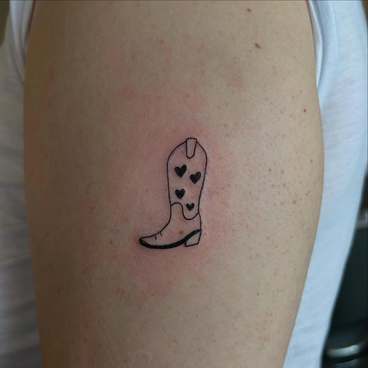 the cutest cowboy boot 🐎

#qttr #tattoo #finelinetattooartist #finelinetattoos #queertattooartist #losangeles