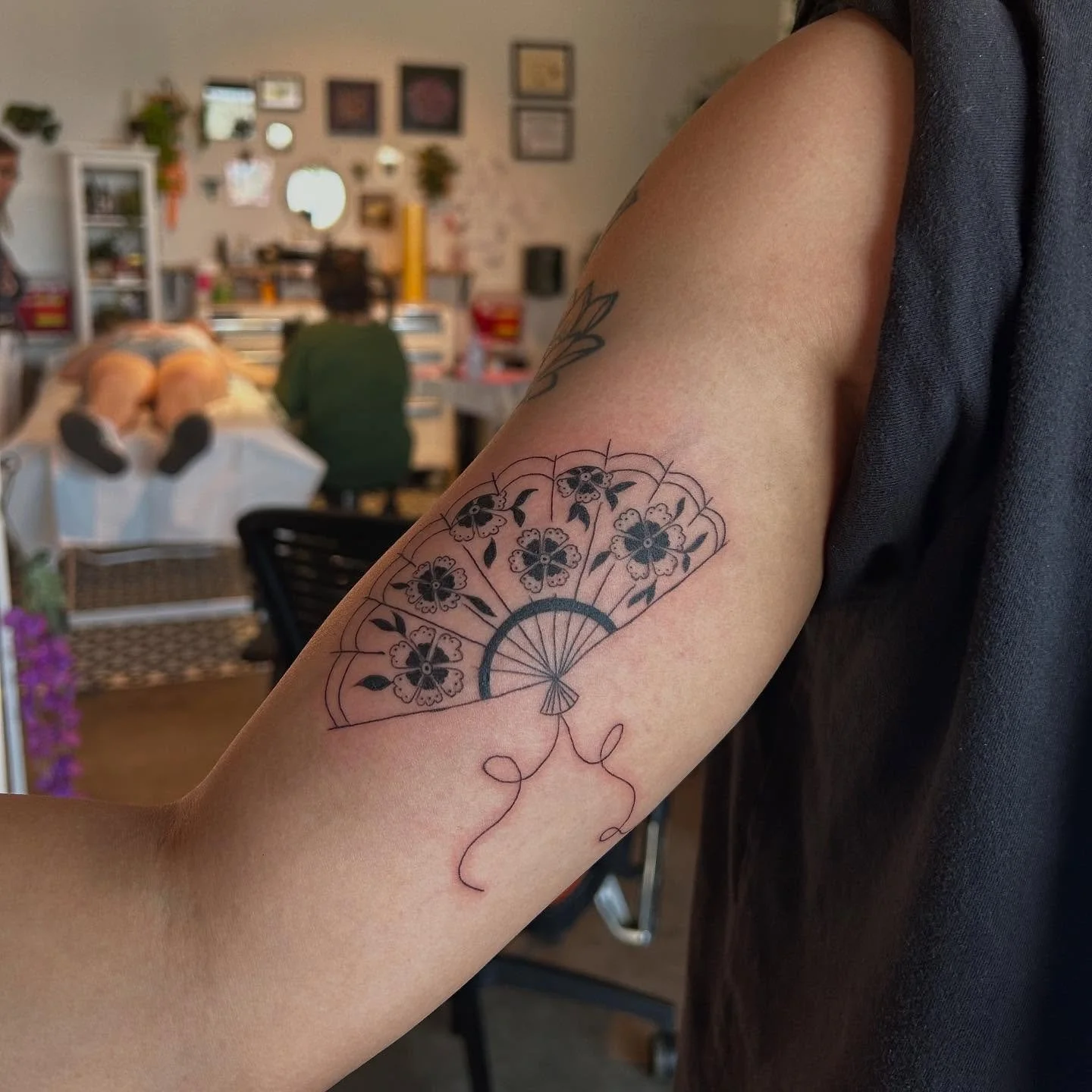 a moment for the fan!! I LOVED working on this project, thank you so much Emily 🌸
created at Opal Tattoo Studio in LA

✿ books open for september and october ✿
.
.
.
.
.
#fineline #finelinetattoo #losangeles #losangelestattooartist #qttr #queertatto