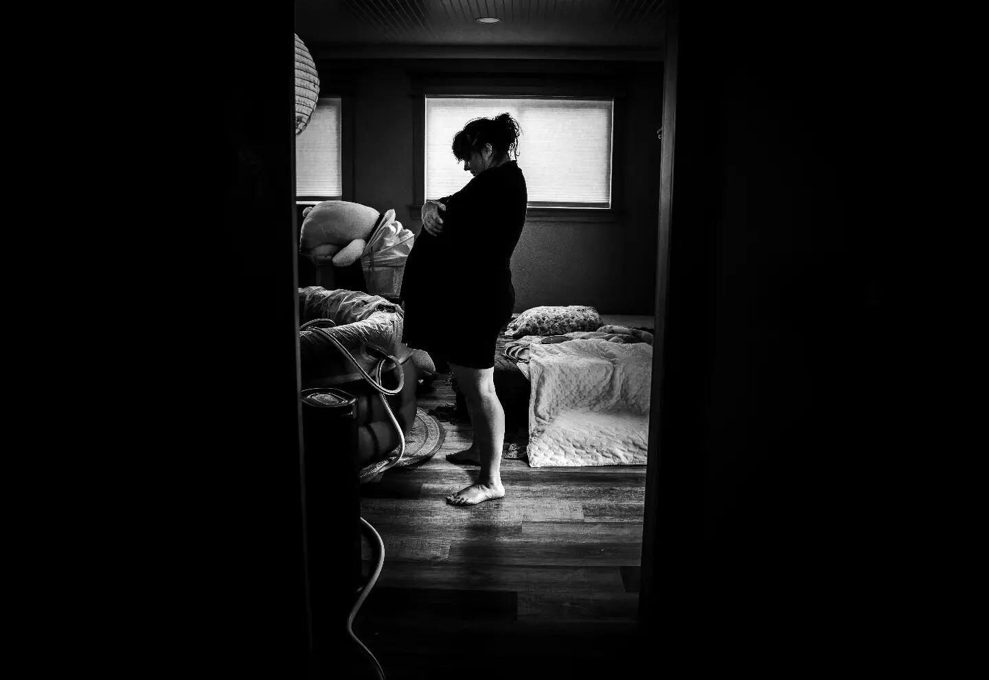 Quiet.

In this moment, things were quiet in the birth space. Nothing but the most gentle symphony of water filling her pool, the clock counting the seconds, pots simmering on the stove.

#portlandbirth #portlanddoula #portlandbirthphotographer #port