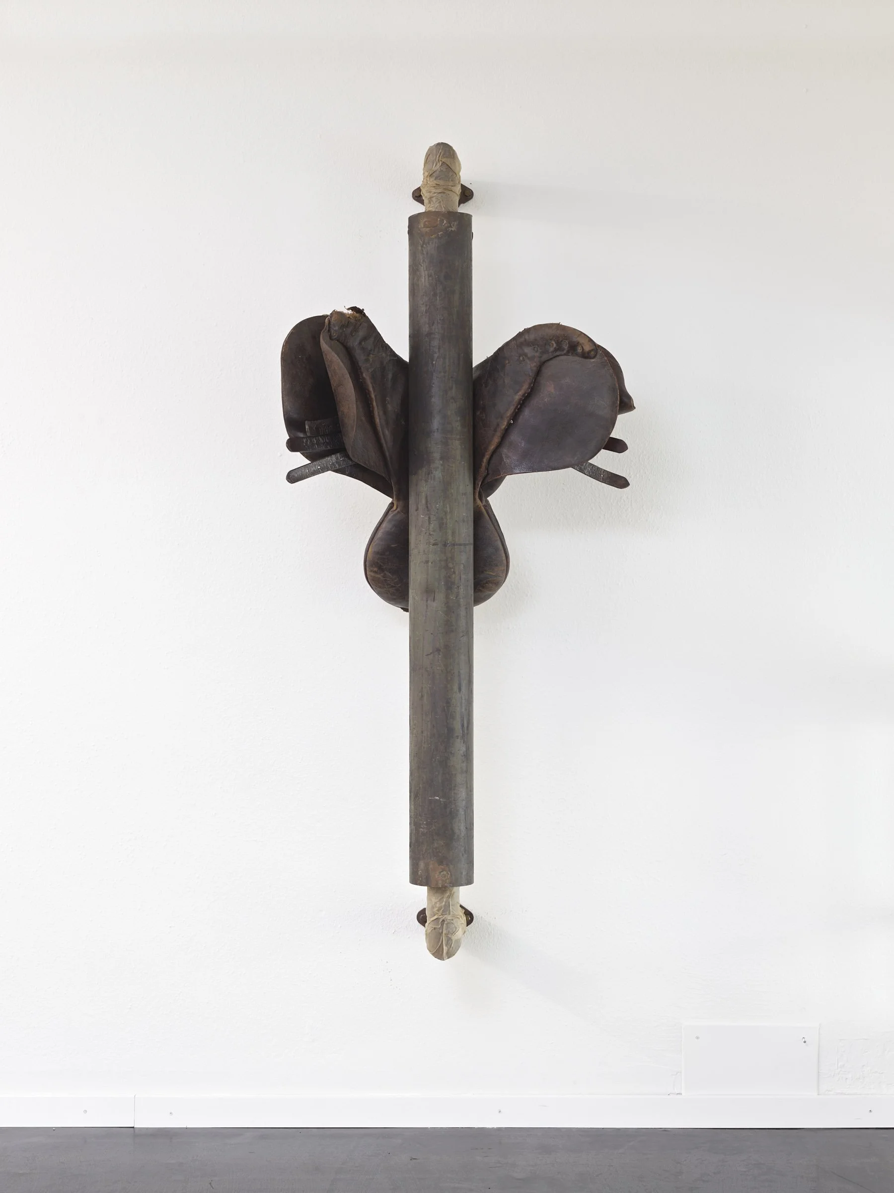 Mónica Mays
Merry-go-round I, 2025
Metal, found saddle, wax, vellum
150 x 65 x 58 cm