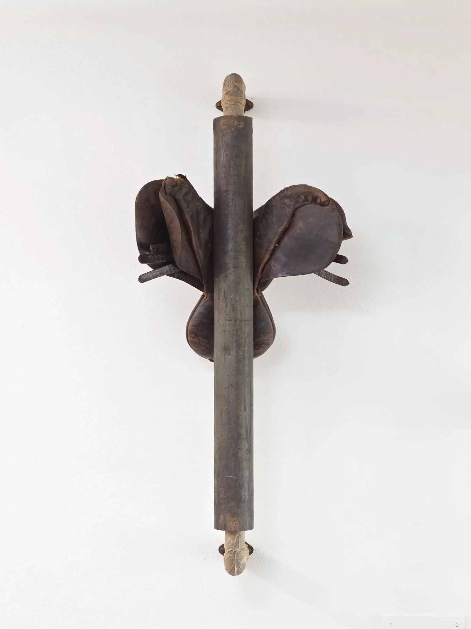 Mónica Mays
Merry-go-round I, 2025
Metal, found saddle, wax, vellum
152 x 60 x 47 cm
