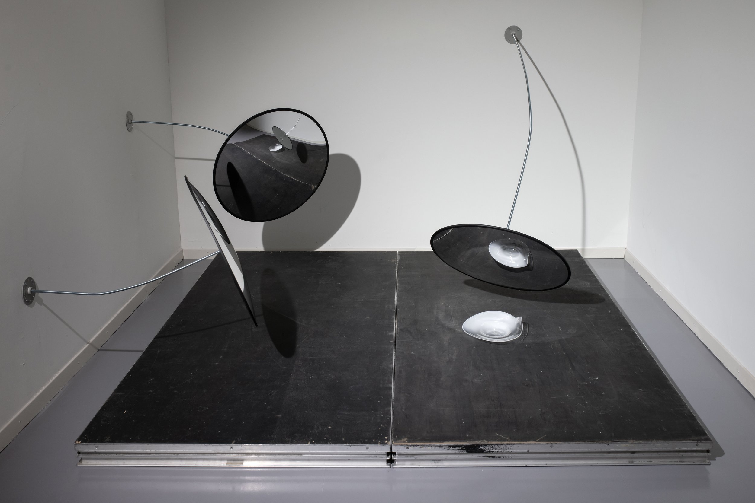 Untitled, 2022
Stage elements, glass object, 
convex mirrors, sound track "Big 
Once" (gallery version) 1/5 + 1 artist proof
Dimensions variable