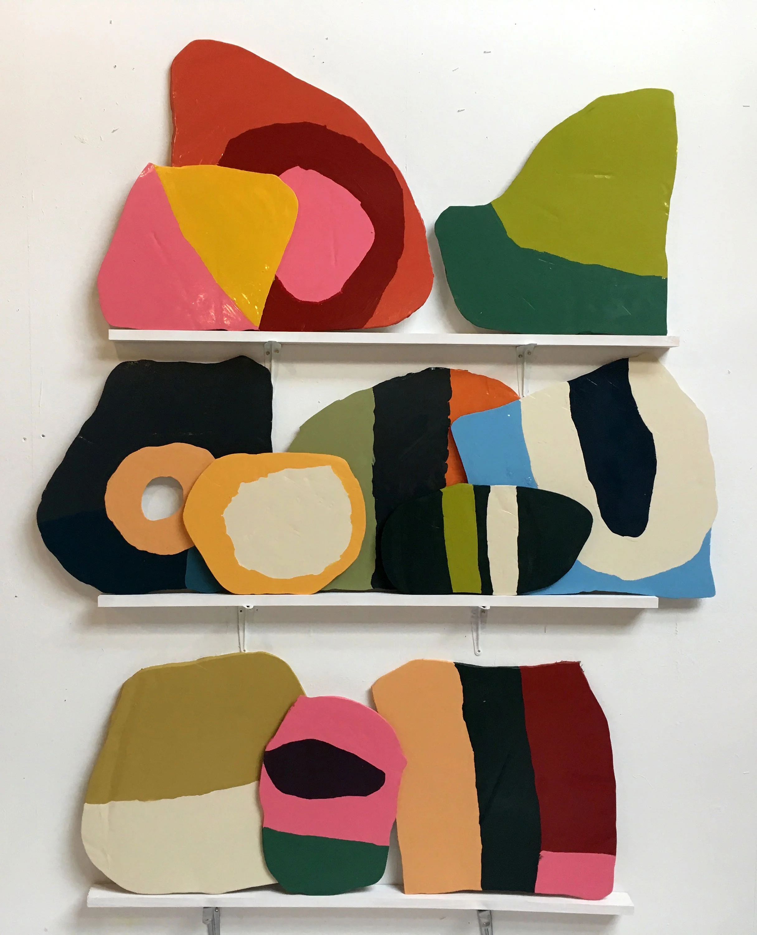 Lea Krebs
Plaquettes, 2019
Ceramic and acrylic paint
Various sizes, 16 pieces