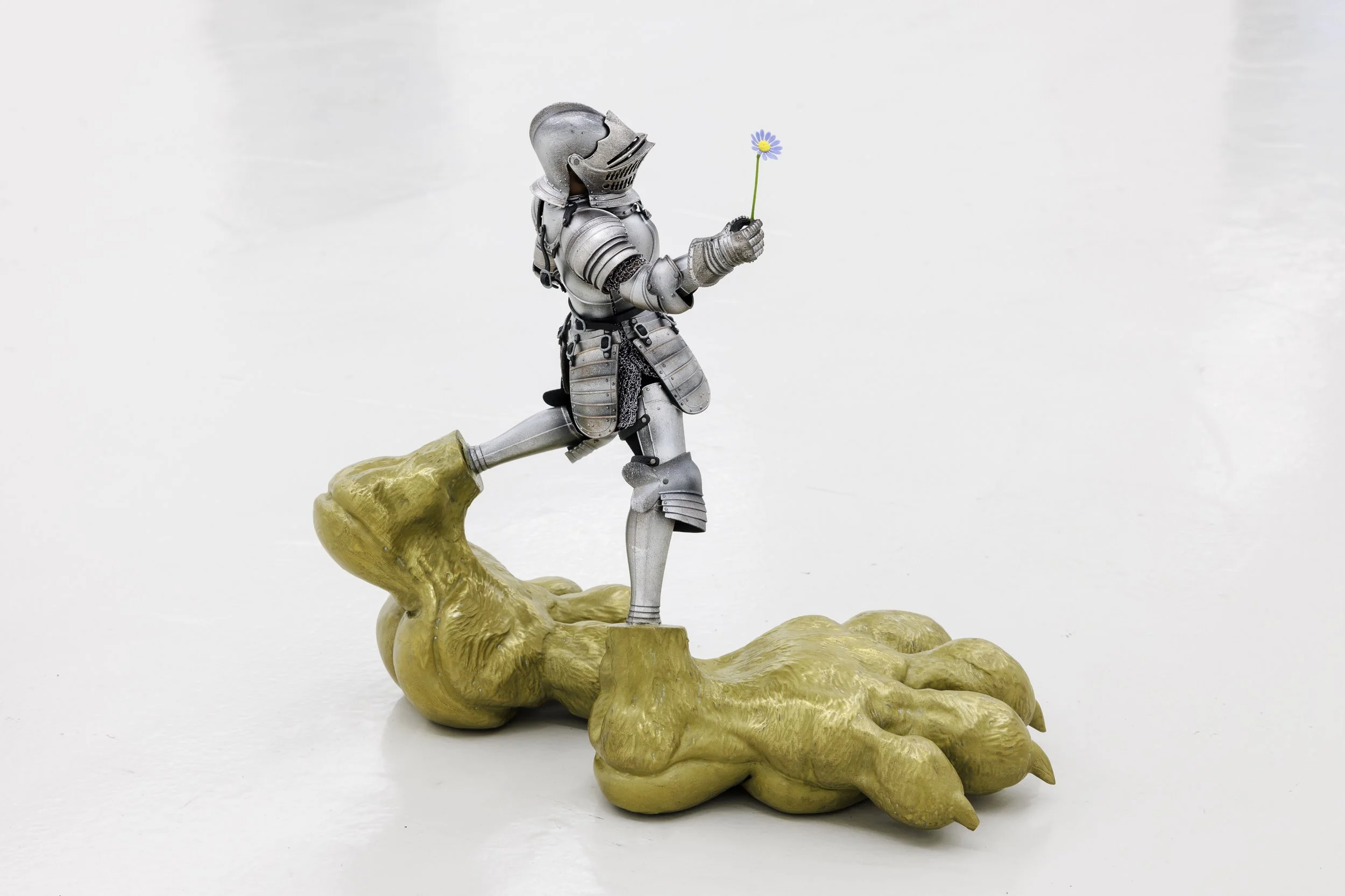Anne de Vries
LITTLE HERALD, 2022
Messing coating, patina resin core, 1/6 knight with metal armor
35 x 45 x 30 cm