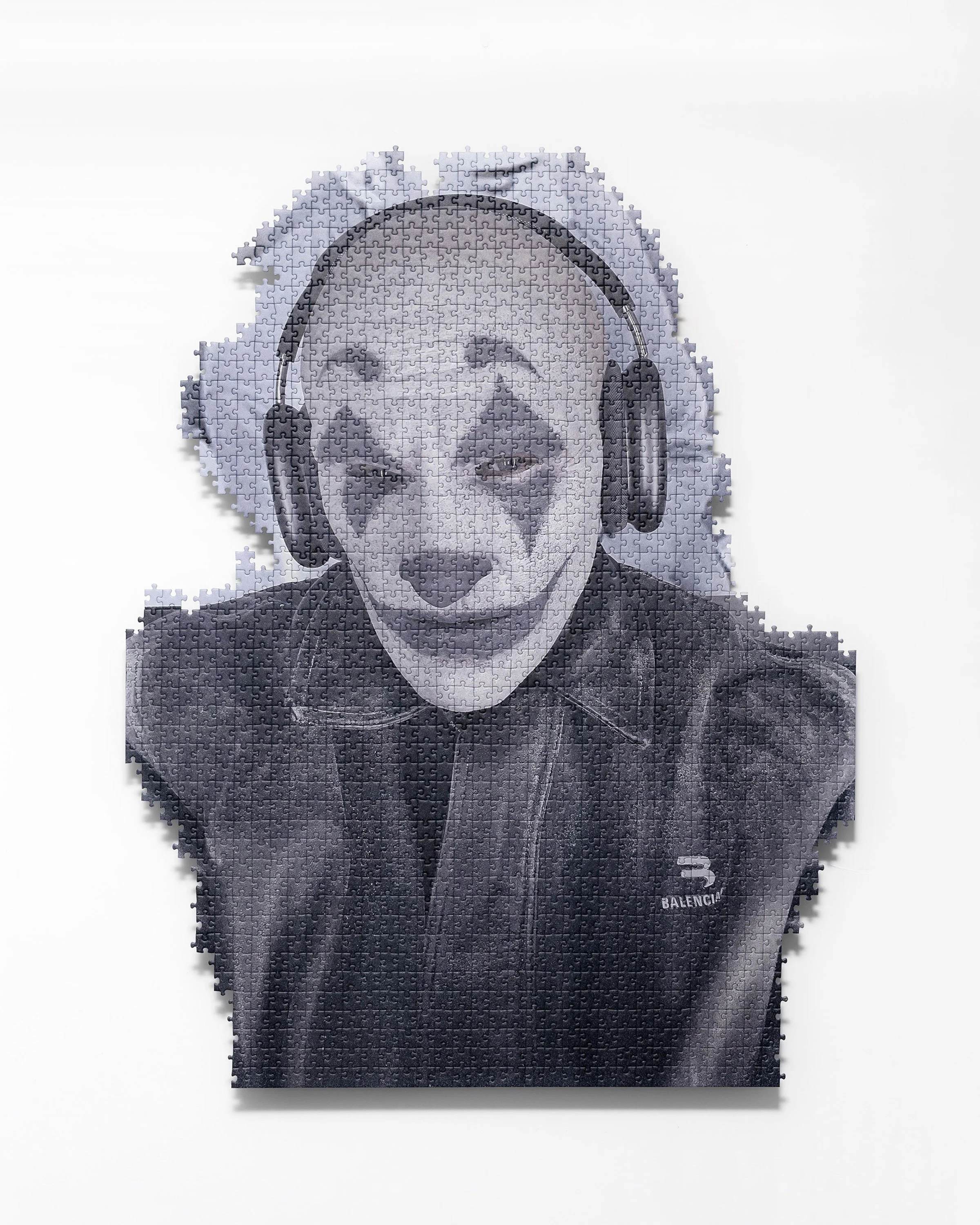 KANYE, 2022
Digital print on puzzle, aluminium 
construction
94,5 x 75,5 x 5,5 cm