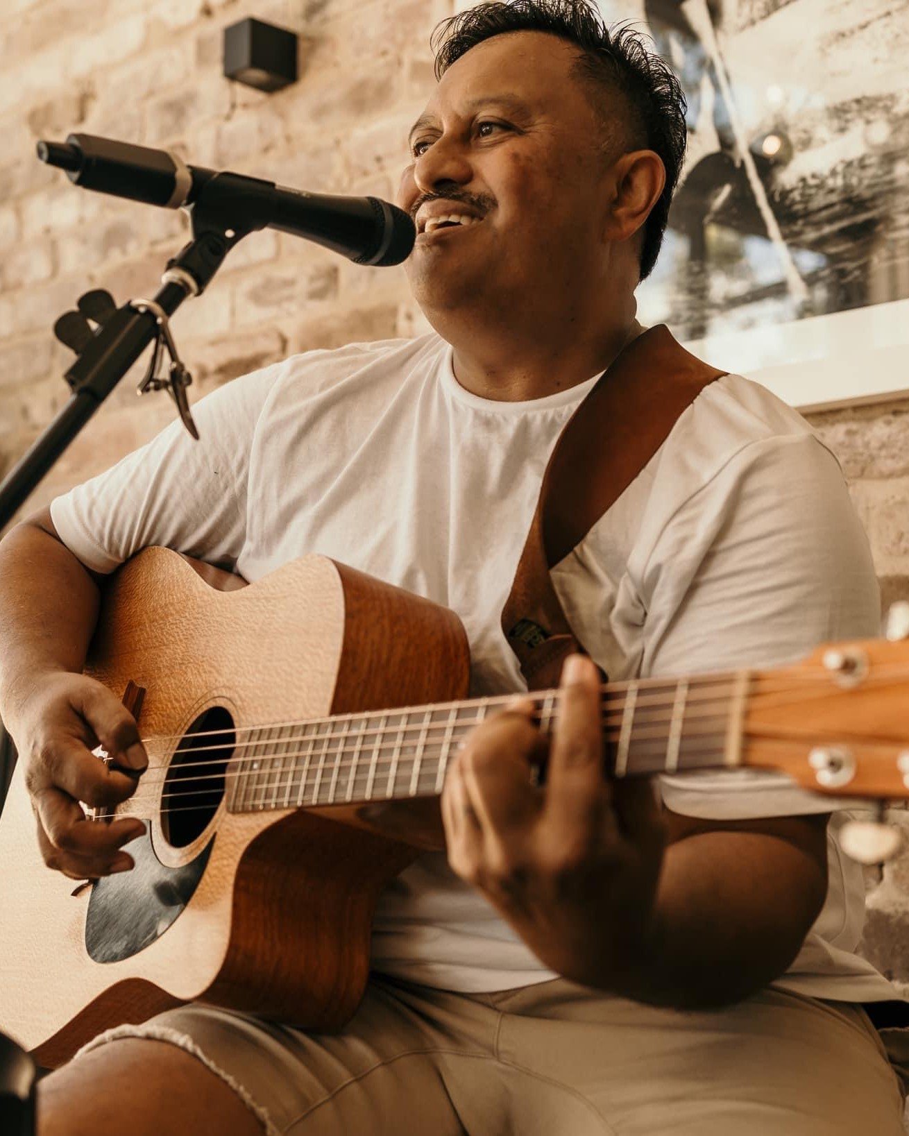 🎶 Saturday Live Music in our Beer Garden! 🎶

🎸 This afternoon, Chris Wilcox is performing live from 2pm

🎶 Tonight, Dean Thomas takes the stage from 7pm

🍖 Our Smokehouse Kitchen will be serving up delicious smoked meals from 11:30am. The perfec