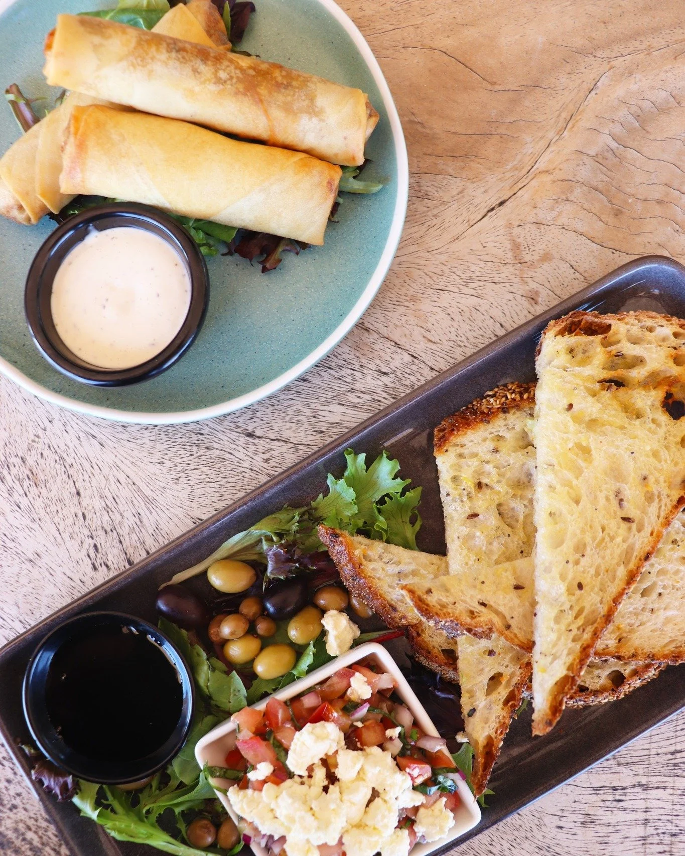 Why not start your meal with a couple of crowd favourites? 😍

🥖 Bruschetta (V) &ndash; Tomatoes, Spanish onion, basil, toasted sourdough, pomegranate molassess, local fetta &amp; olives.

🍴 Smoked Pork Spring Rolls (3) &ndash; Smoked pork, cheese,