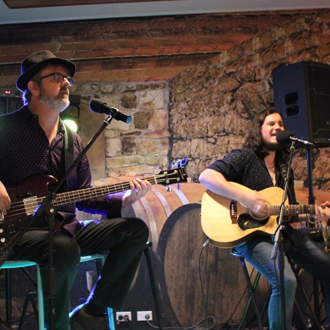 Kick off the Easter Long Weekend at The Valley Brewhouse 🎶🍻

🎸 Darren Rolling Keys Duo live from 7pm
🍻 Friday Happy Hour 3&ndash;5pm (members only)
🍽️ Good Friday food specials available tonight (all weekend until sold out)

Good music, cold bee