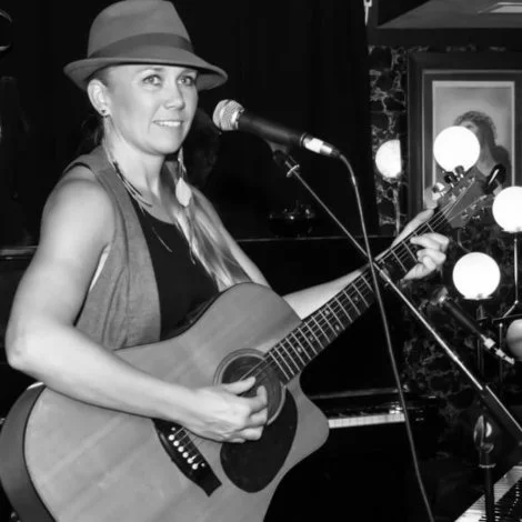 TONIGHT 🎶🍻

LIVE MUSIC FROM:
🎸 Rebecca Henry from 2pm
🎶 Bear &amp; Cub from 7pm

🔥 Smokehouse Kitchen firing up from 11:30am

Good tunes, cold beers &amp; all-day vibes 👇

We'll see you there!