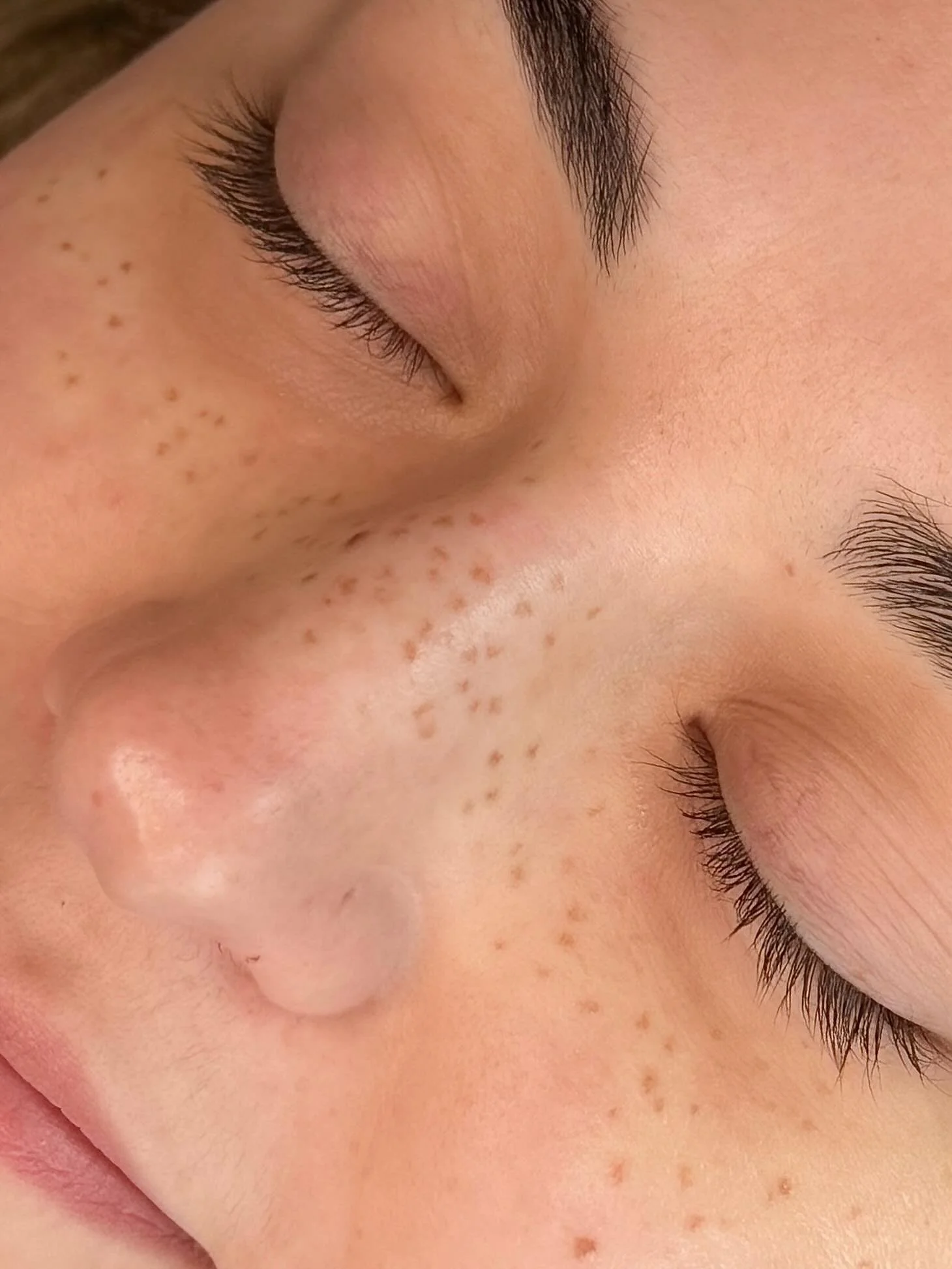 It&rsquo;s been way too long since I&rsquo;ve shared a freckle transformation ✨✨

I&rsquo;m loving how seamlessly these freckles blend with her natural beauty marks, they look like they were always meant to be there 🧚&zwj;♀️🫶🏻

.
.
.
.
.
.
#freckl