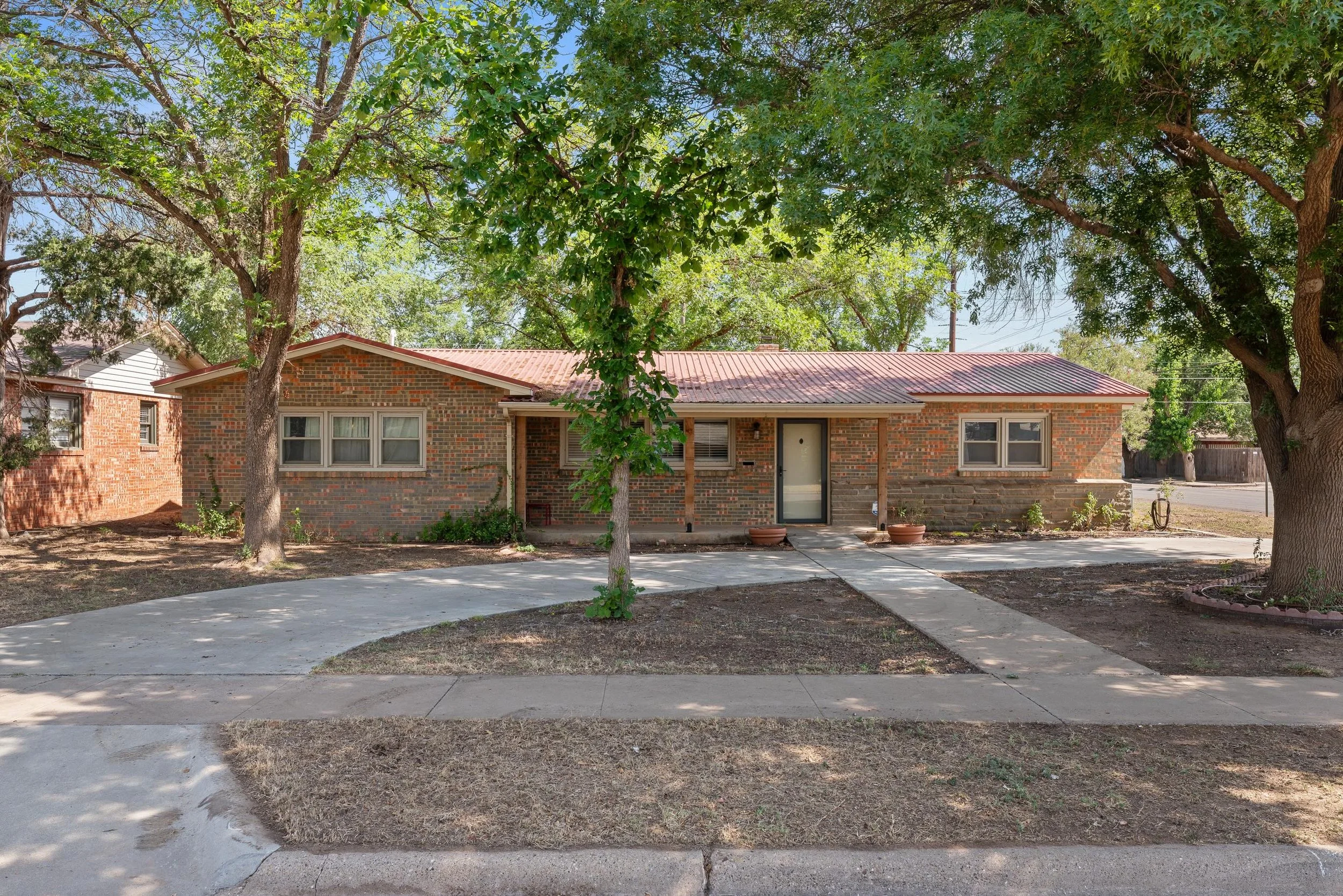 Hey mom and dad, I just found the perfect house for your red raiders! 

What we love:
- 4 bed, 3 bath + a bonus room 
- updated kitchen and bathrooms 
- enough space for roomies (2500 sq ft) 
- best part is 8 minutes to TTU! 

DM or comment &ldquo;Ra