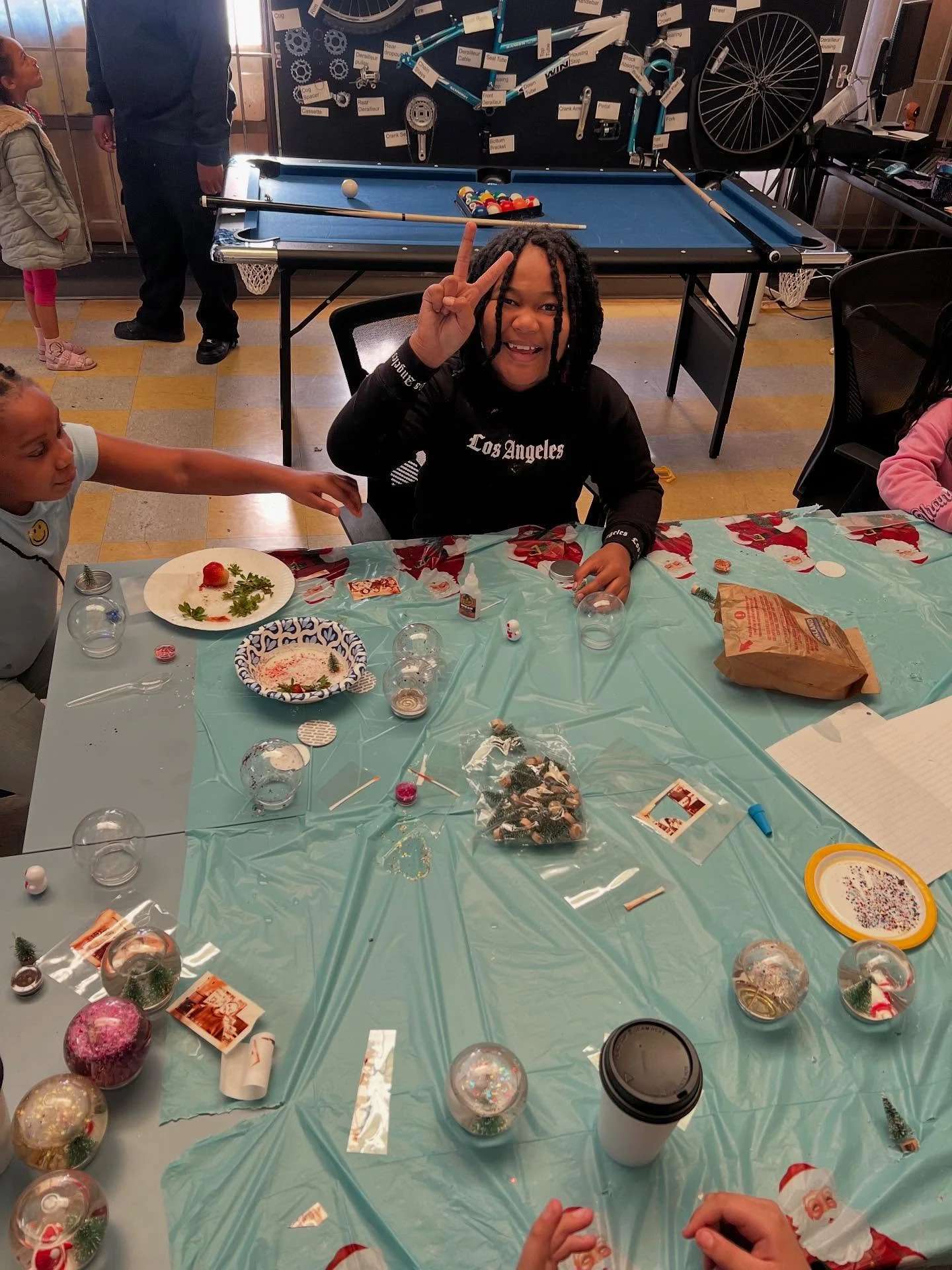 Over the weekend the kiddos put their arts and crafts skills to the test by making their very own Snowglobes! Such a fun activity ☃️ #Youthmentoring #Diy #Cityofdreams❄️