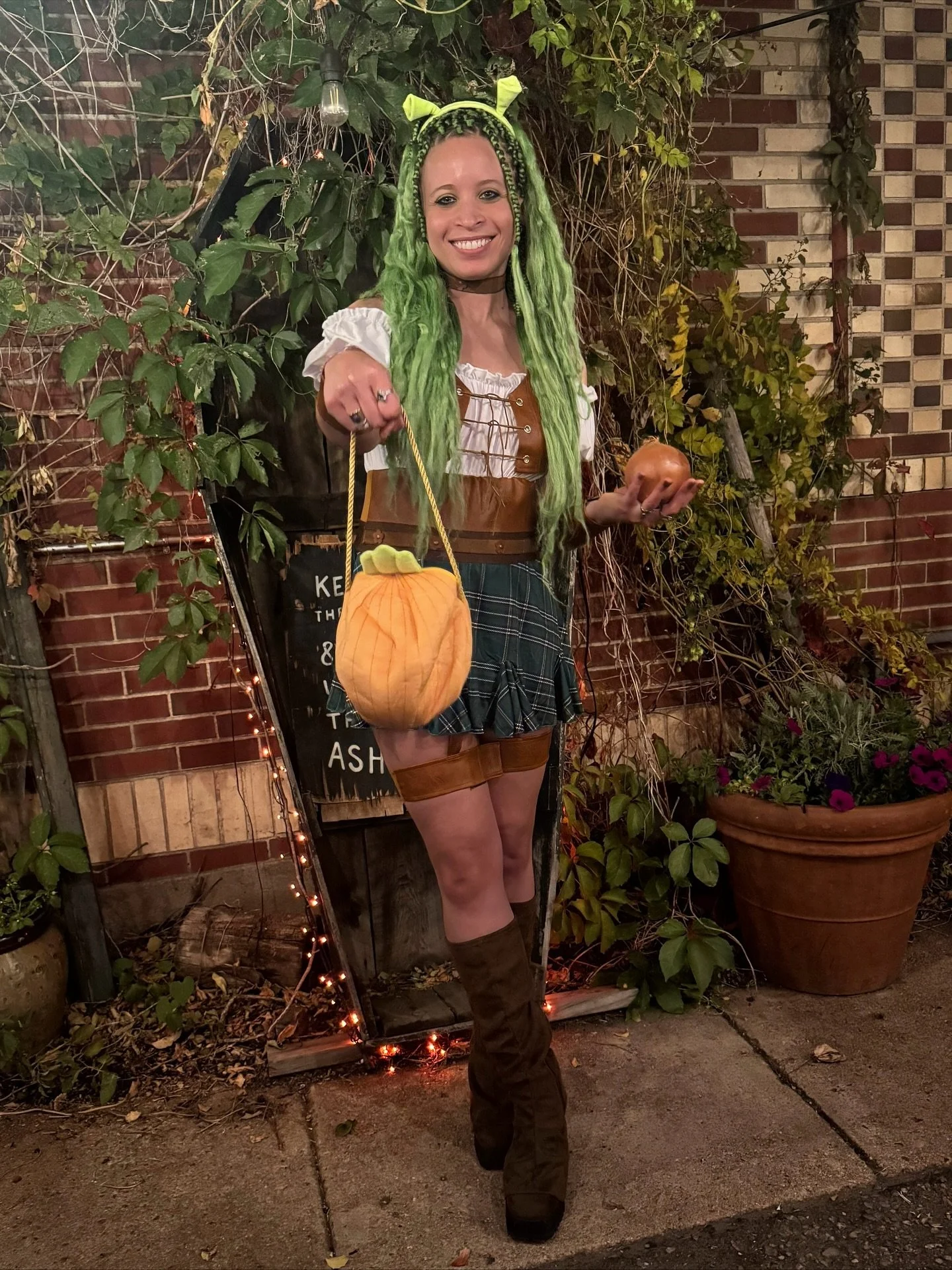 🎃🎃🎃What an INCREDIBLE party!!🎃🎃🎃
Had the best time meeting amazing creators and performers, vending my wares, and indulging in a drink or 2 from @ftgreenebar with my better half @cesareo_news 🍻🍻

I was also voted BEST COSTUME for the evening 