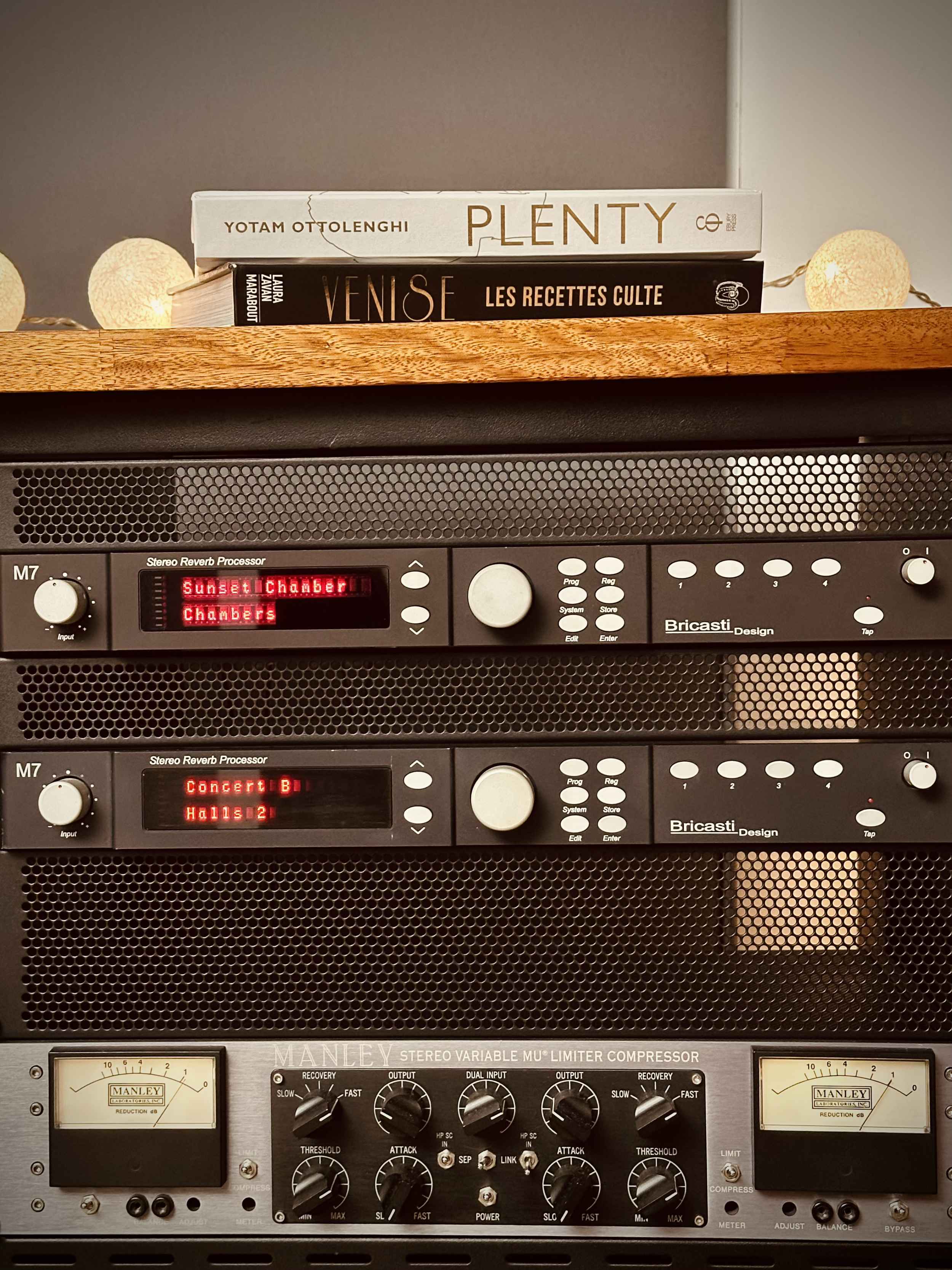 Livres de cuisine, reverb de studio Bricasti M7, compresseur à lampes Manley Vari-mu