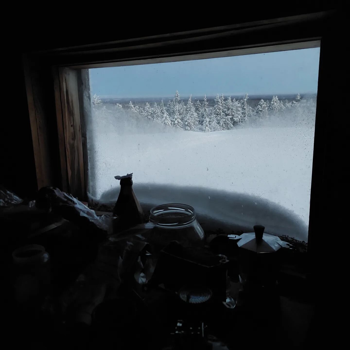 Koko y&ouml;n tuuli koitti ottaa tuvan mukaansa, mutta niin vain oltiin aamullakin maan pinnalla.