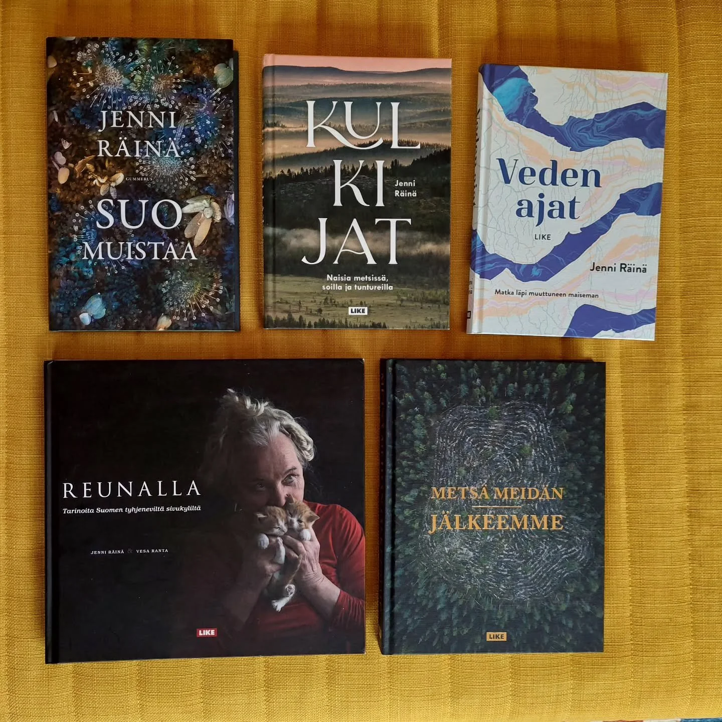 Myyn kirjahylly&auml; tyhjemm&auml;ksi omista, jotta saan muiden kirjoja tilalle. L&auml;het&auml;n ja signeeraan halutessa, jolloin postit tulee hintaan lis&auml;ksi. Ehtii viel&auml; &auml;itienp&auml;iv&auml;ksi. Varaukset yv. 

Suo muistaa 15 e 
