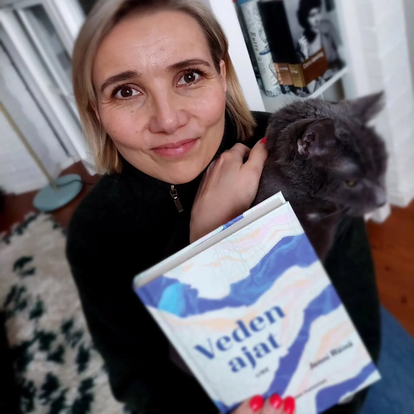 H&auml;n on t&auml;&auml;ll&auml; t&auml;n&auml;&auml;n. Veden ajat tuli painosta ja saapuu kauppoihin ja kirjastoihin l&auml;hiaikoina. T&auml;t&auml; kirjaa oli ihana tehd&auml;, erityiskiitos inspiraatiosta aiheeseen ja purotietoudesta Mari Annala