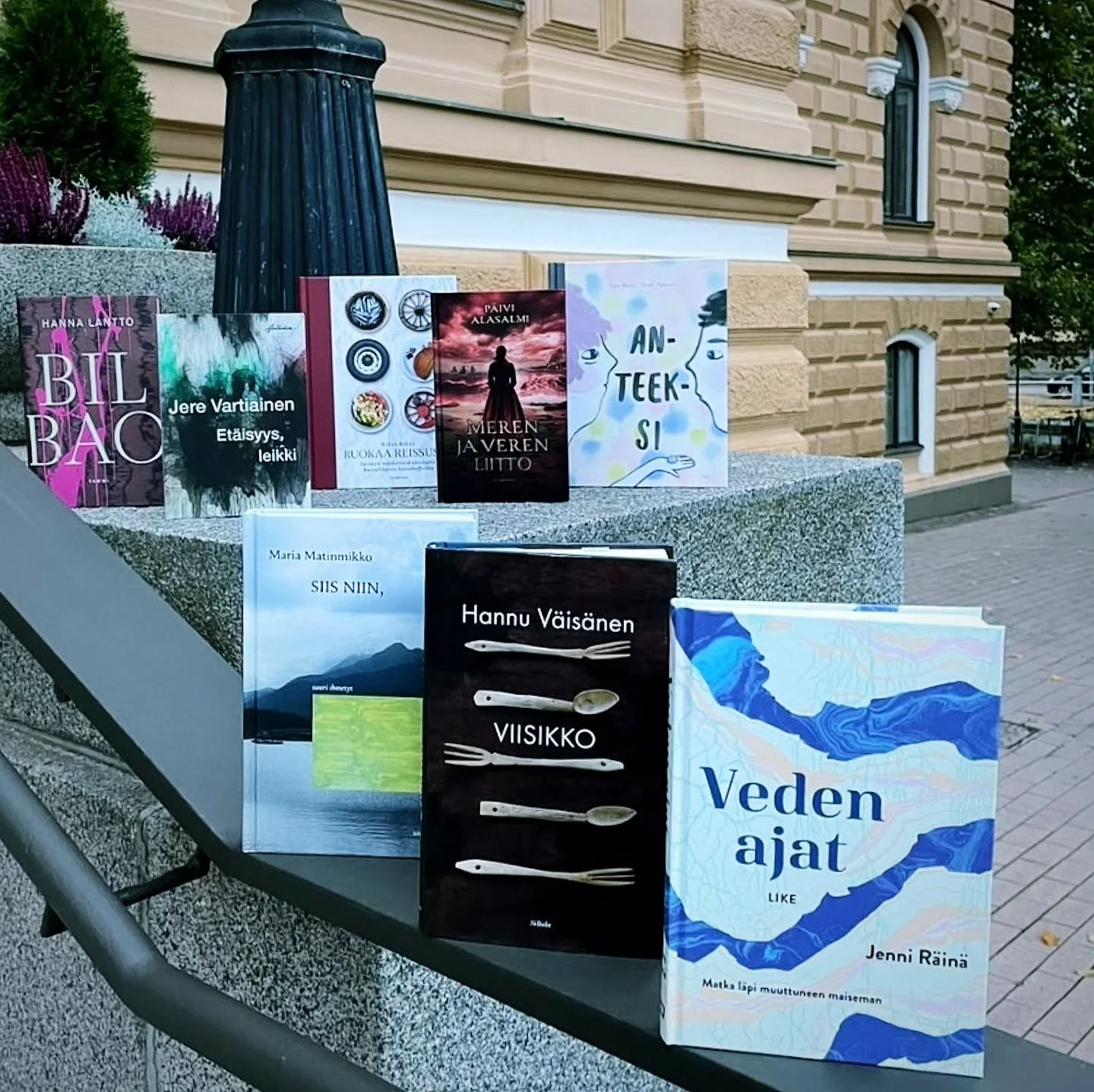 Veden ajat on Botnia-ehdokkaana, mik&auml; ilo! Kiitos valitsijaraadille ja suuret onnet hienoille kanssaehdokkaille.

Takana on kahden kirjan vuosi ja jokunen luuli, ett&auml; ehdokkaana on Vaino. Botnia-palkinto on siit&auml; mainio (@anttileikas) 