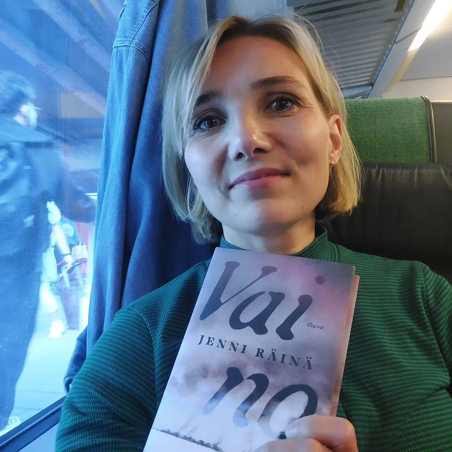 T&auml;n&auml;&auml;n on Vainon ilmestymisp&auml;iv&auml; ja matkaan kirja kainalossa Helsinkiin juhlimaan. Suoritin onnistuneesti junameikkauksen, mink&auml; ihanuutta pohjoisen ja Pohjanmaan kirjailijakollegoiden kanssa usein ylistet&auml;&auml;n. 