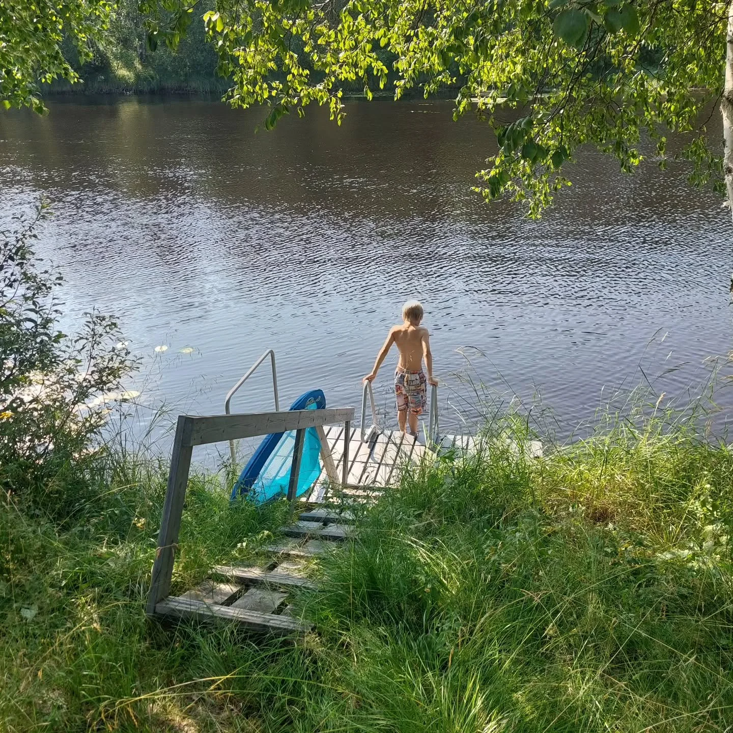 T&auml;n&auml; kes&auml;n&auml; vett&auml; oli v&auml;h&auml;n, kaikkialla. Joki muuttui matalaksi ja entist&auml; sameammaksi. Samalla siit&auml; tuli helpompi uimapaikka pienemmille. He kahlasivat keskelle jokea, jossa siell&auml;kin jalat ulottuiv