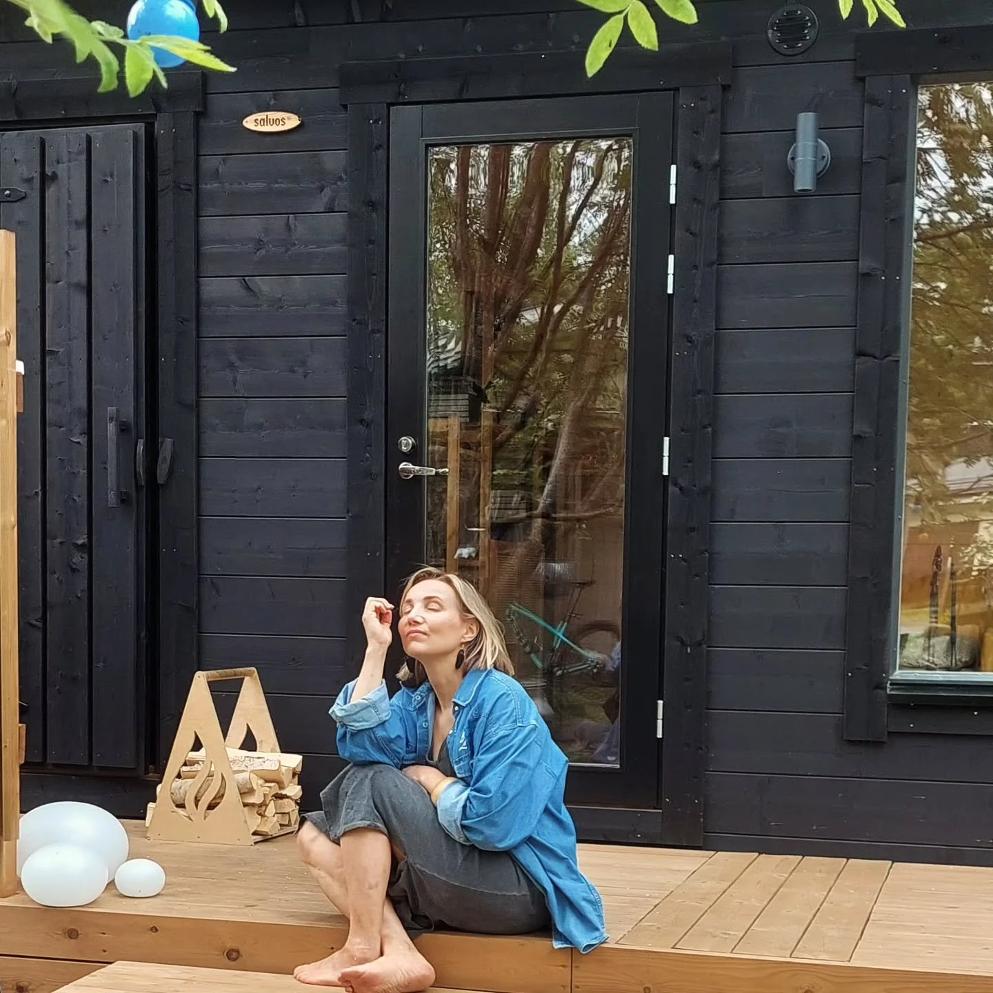 Kaksi pitk&auml;n aikaa mukana kulkenutta kirjaa painoon puolen vuoden aikana, saattaa n&auml;ky&auml; naamasta mutta ei haittaa. Vaino on kuudes kirjani, kuusi on suosikkinumeroni. Mietin onko sill&auml; mit&auml;&auml;n merkityst&auml;, todenn&auml