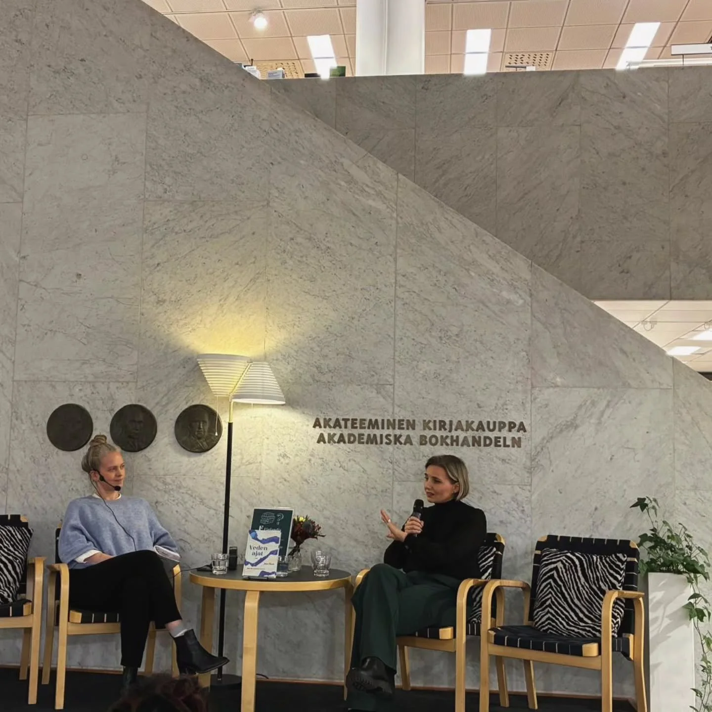 Oli ilon p&auml;iv&auml;: Jos kirjat ylip&auml;&auml;t&auml;&auml;n j&auml;&auml;v&auml;t helposti katveeseen, tuntuu ett&auml; tietokirjat viel&auml; helpommin. Siksi tietokirjallisuuden Finlandia-ehdokkuus on todella t&auml;rke&auml; juttu. Veden a