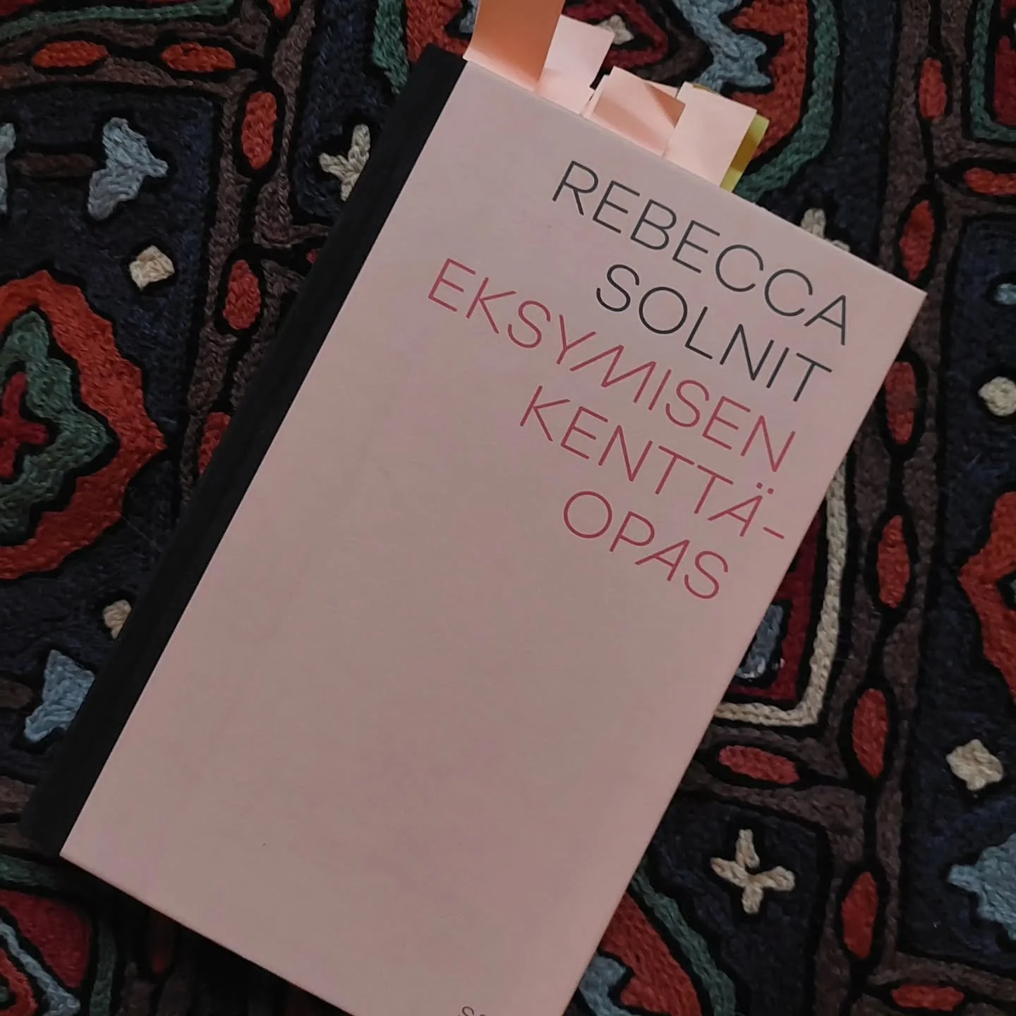 P&auml;iv&auml; 4

Rebecca Solnit 2005/2020. Eksymisen kentt&auml;opas. Alkuteos A Field Guide to Getting Lost. Suom. Pauliina Vanhatalo. S&amp;S.

Jossain vaiheessa ilakoin merkityist&auml; reiteist&auml; tuntemattomissa maastoissa. Nyt parasta on s