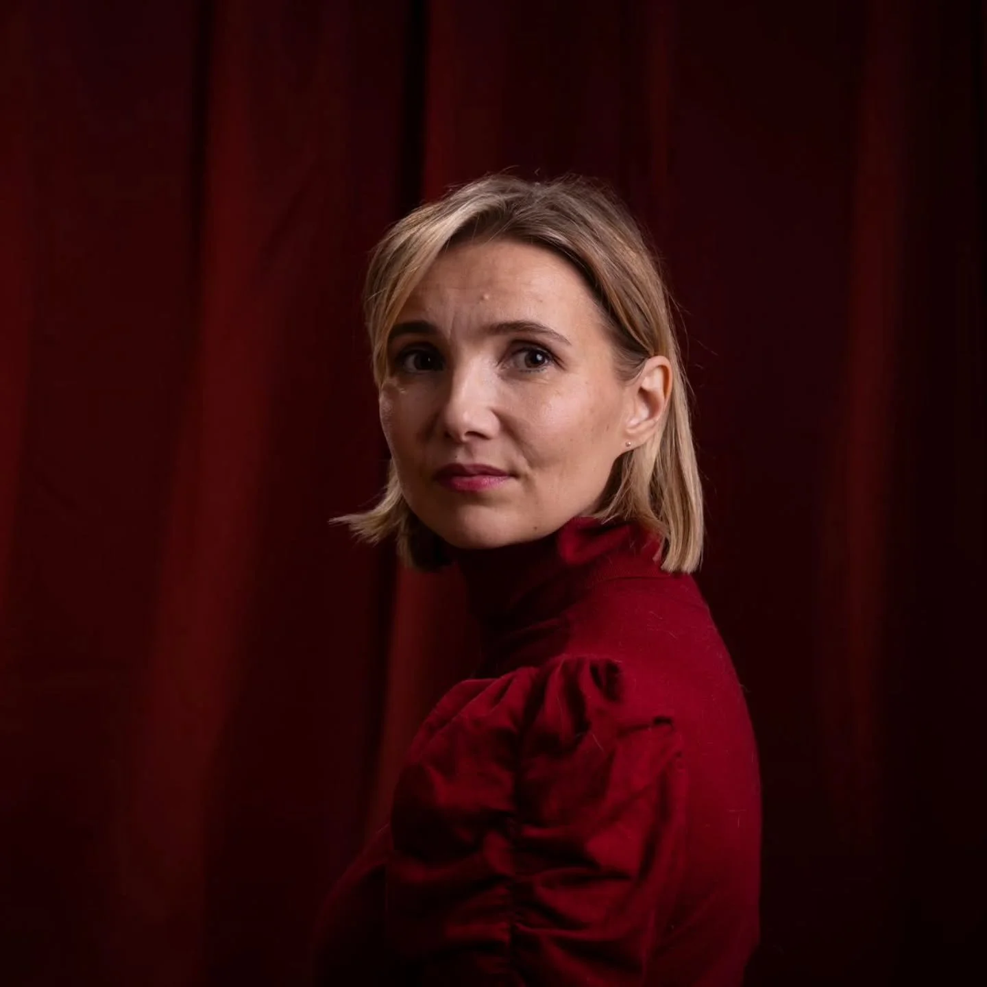 Ensi vuonna saan ilon vet&auml;&auml; Oulun keskustakirjastossa Saaressa lukupiiri&auml;, tulkaahan mukaan 🤍 Jo joululomalla voi lukea tammikuun 18. p&auml;iv&auml;n lukupiiriin: Irene Zidanin teosta Is&auml;ni appelsiinikukkien maasta. Sisarteoksin