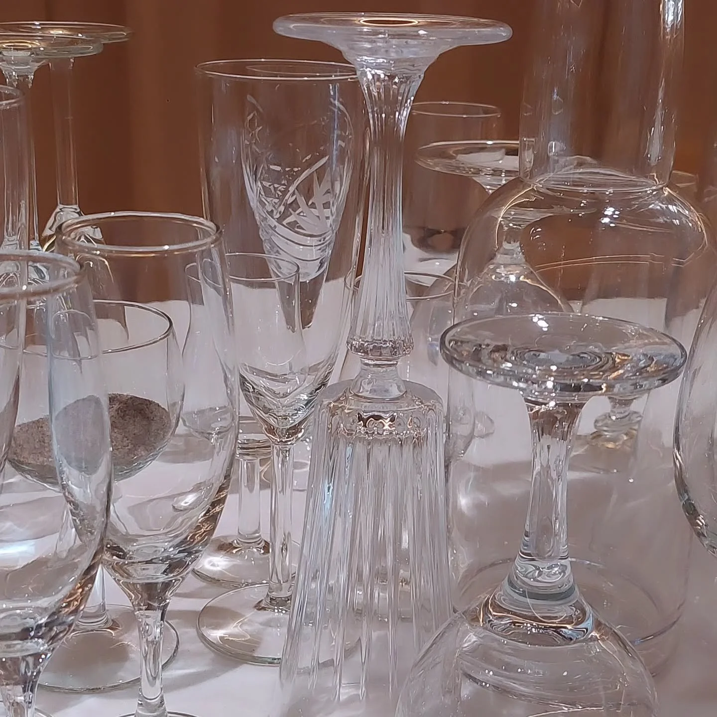 Kes&auml;vinkki Veden ajoista pit&auml;neille:
Helsingin taidemuseossa on koettavana KOKIMO-kollektiivin Tablescape-teos 31. elokuuta saakka. Kuunnelmaosuus sis&auml;lt&auml;&auml; otteita ja dramatisoituja osuuksia Veden ajoista. 

K&auml;vin perjan