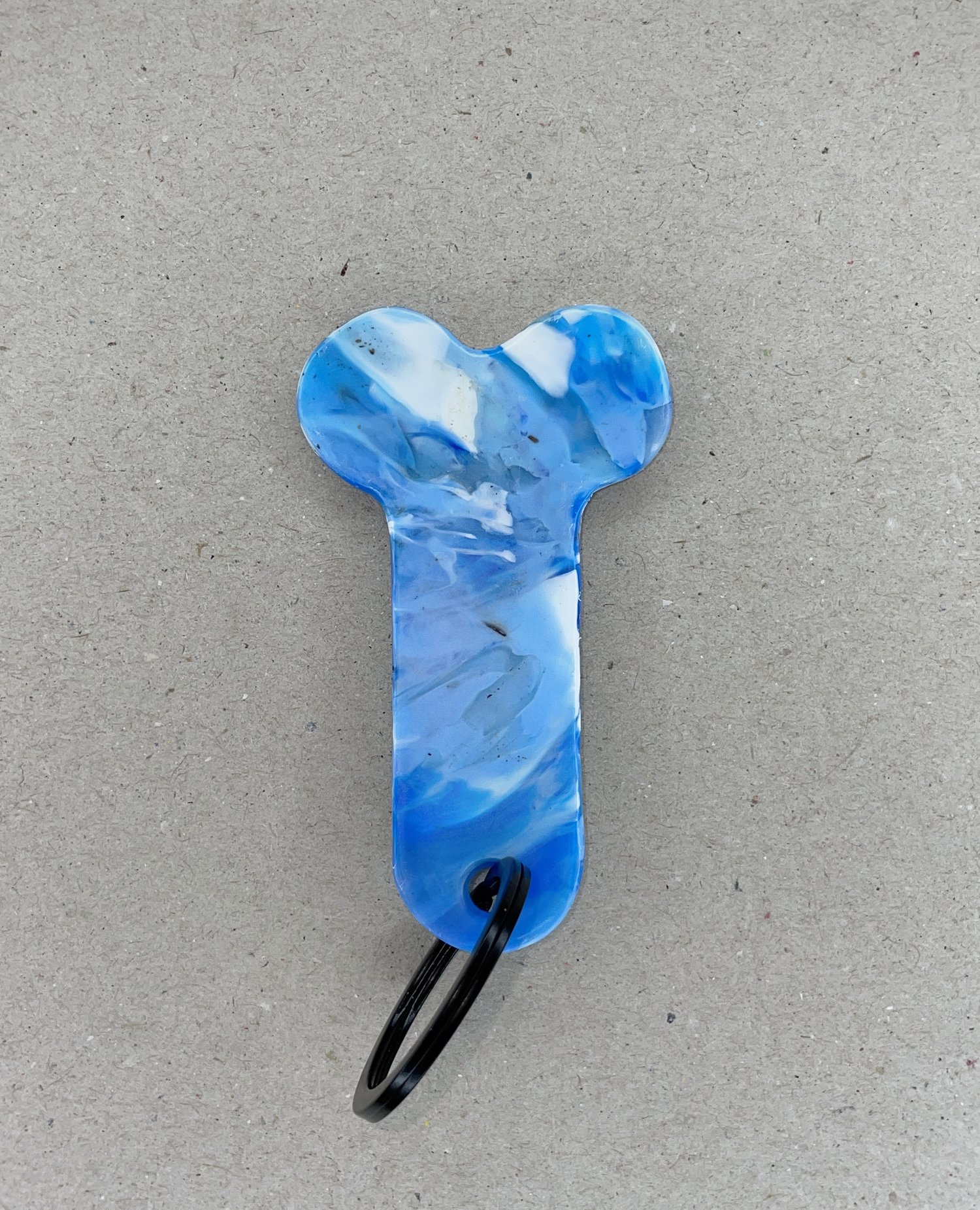 ZIZI 🌭 – Porte-clés unique en plastique recyclé – Plastic & fils