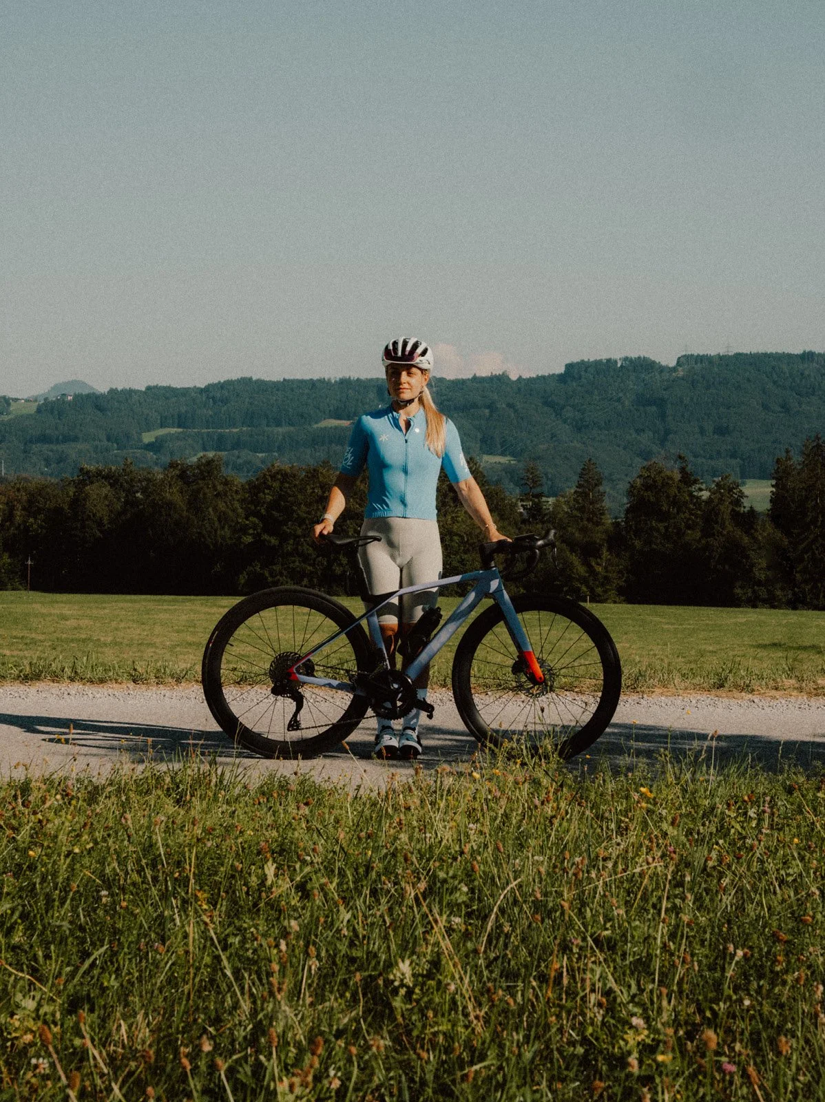 Julia Hermann mit ihrem Rennrad in der Natur