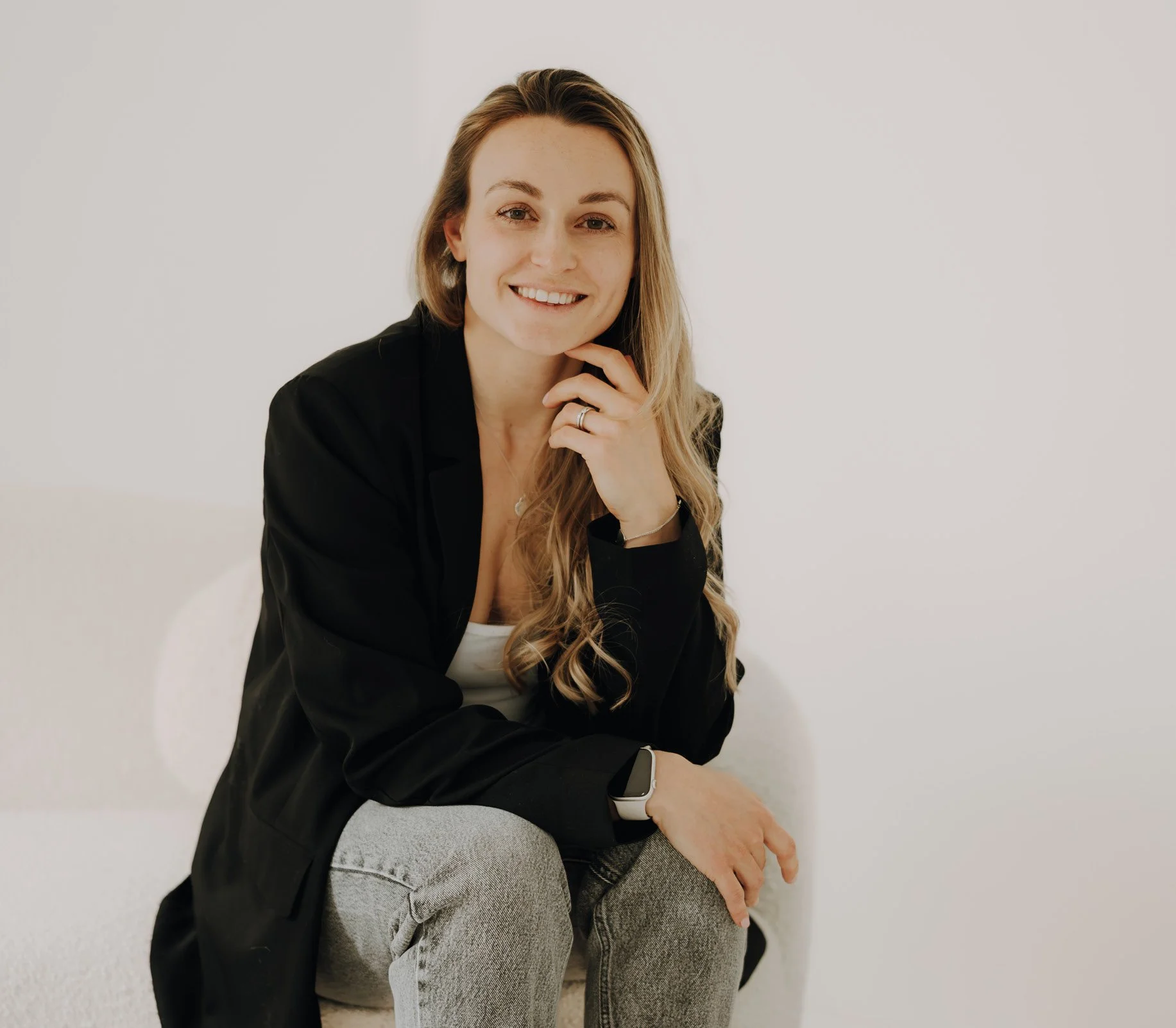Julia Hermann, Brand Designerin für ganzheitliche Markenentwicklung in Salzburg