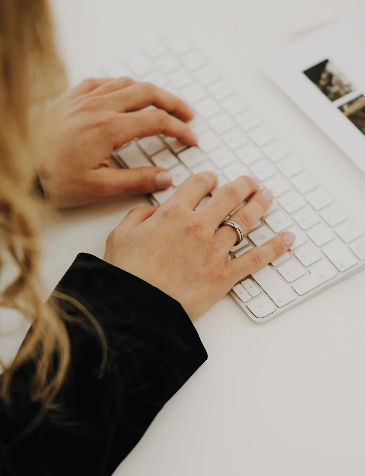 Julia Hermann arbeitet am Laptop an der strategischen Entwicklung einer Marke