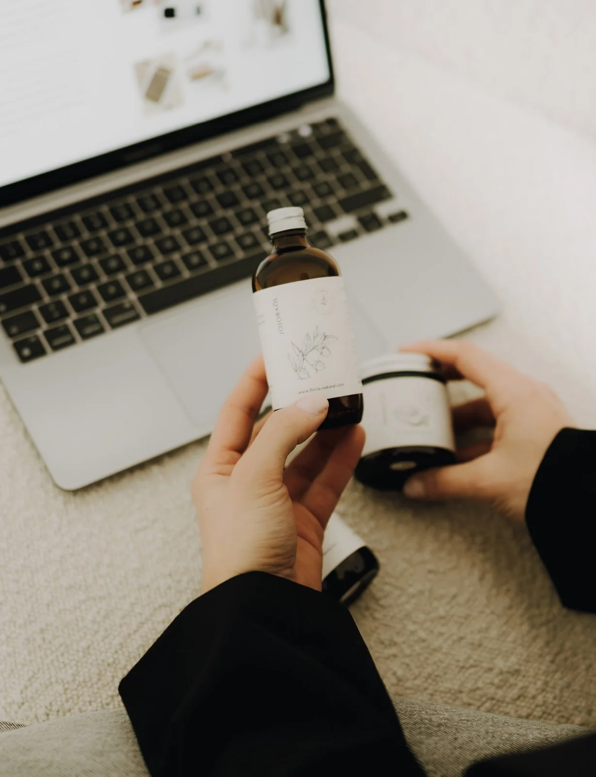 FLORIA Produkte mit Packaging Design vor einem Laptop mit der visuellen Markenwelt