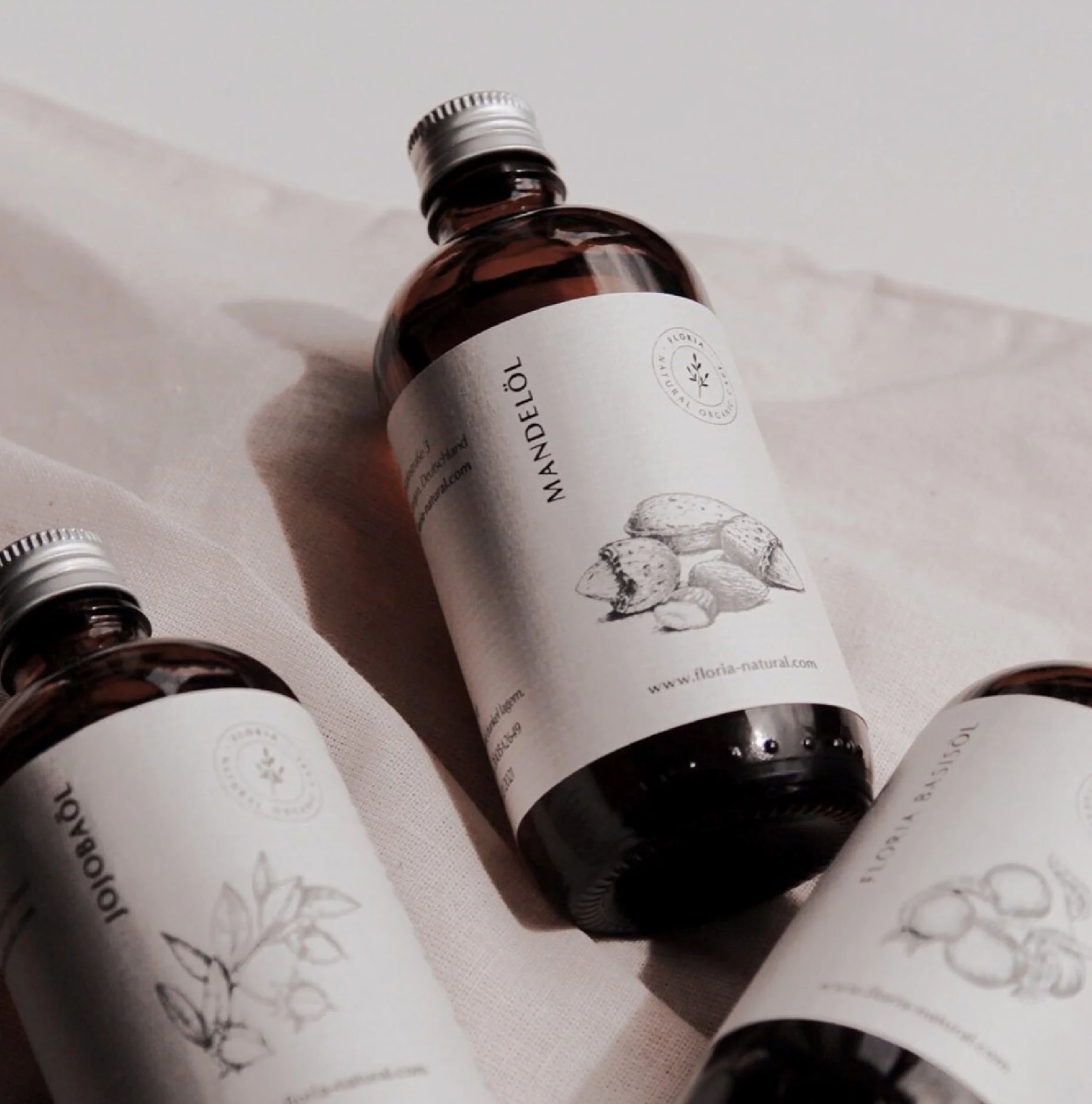 Drei FLORIA Öle mit individuell gestalteten Etiketten und Packaging