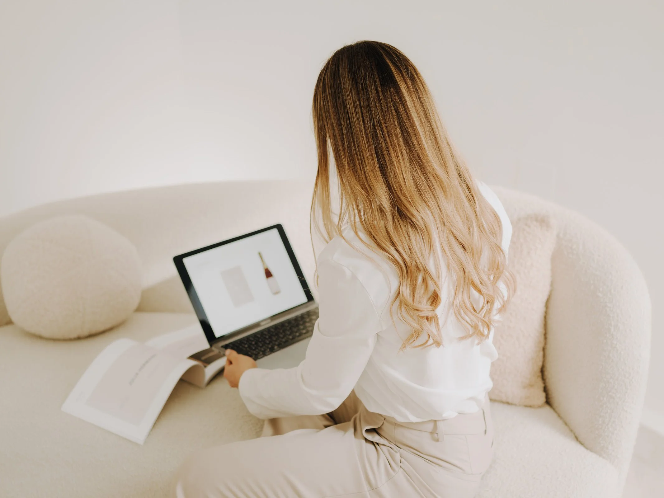 Julia Hermann arbeitet am Laptop an einem aktuellen Brand-Design-Projekt