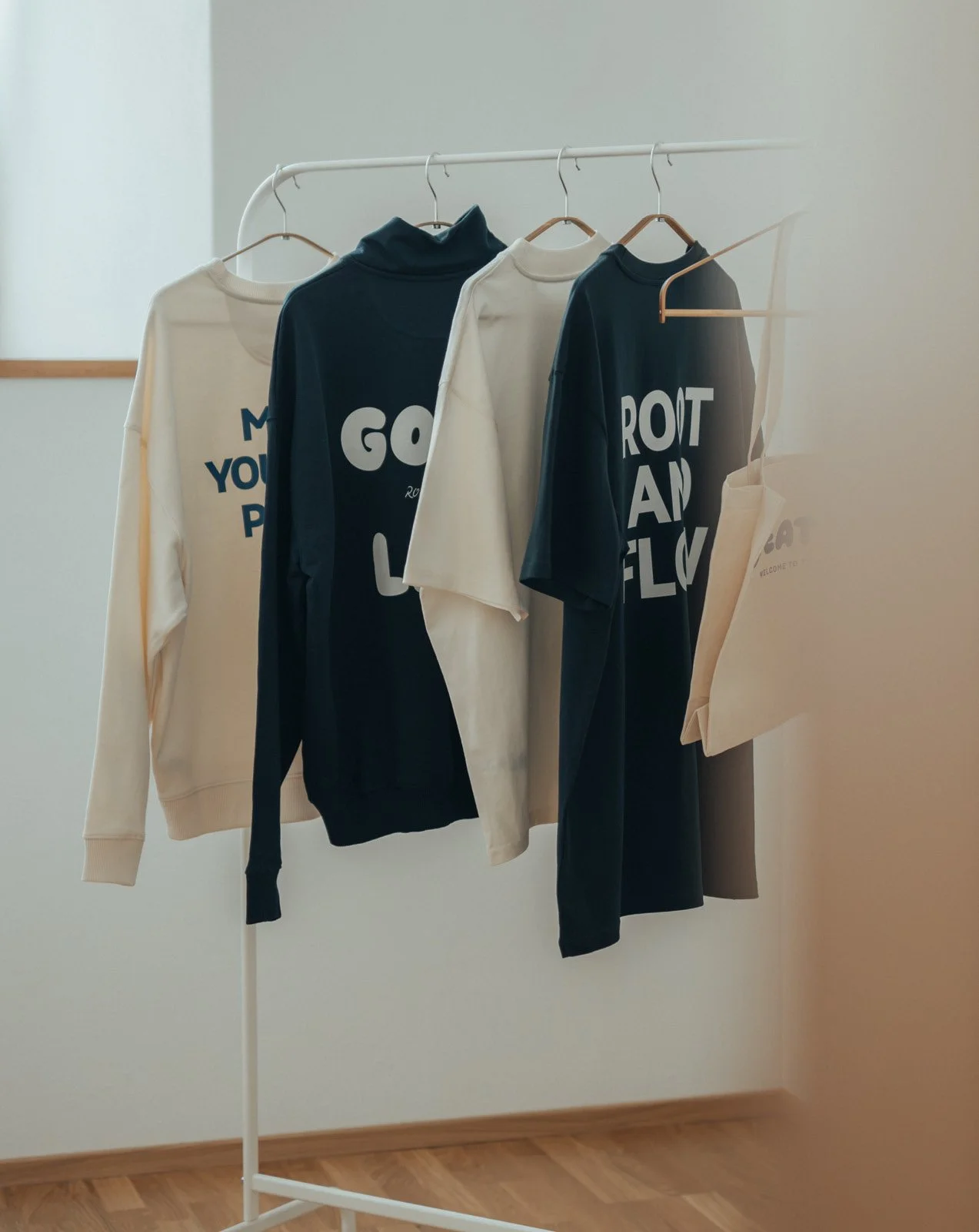 Good Life Collection von Root and Flow mit zwei T-Shirts, einem Sweatshirt und einem Half-Zip