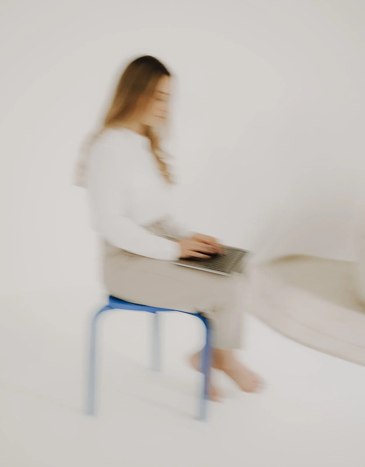Julia Hermann arbeitet am Laptop an einem Branding-Projekt