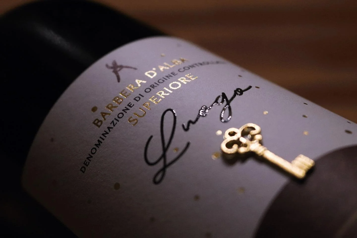 Un vino che apre le porte di casa: avvolgente, caldo, con un bois&eacute; fenolico che ti abbraccia in ogni Luogo. 

#LonatiWinery