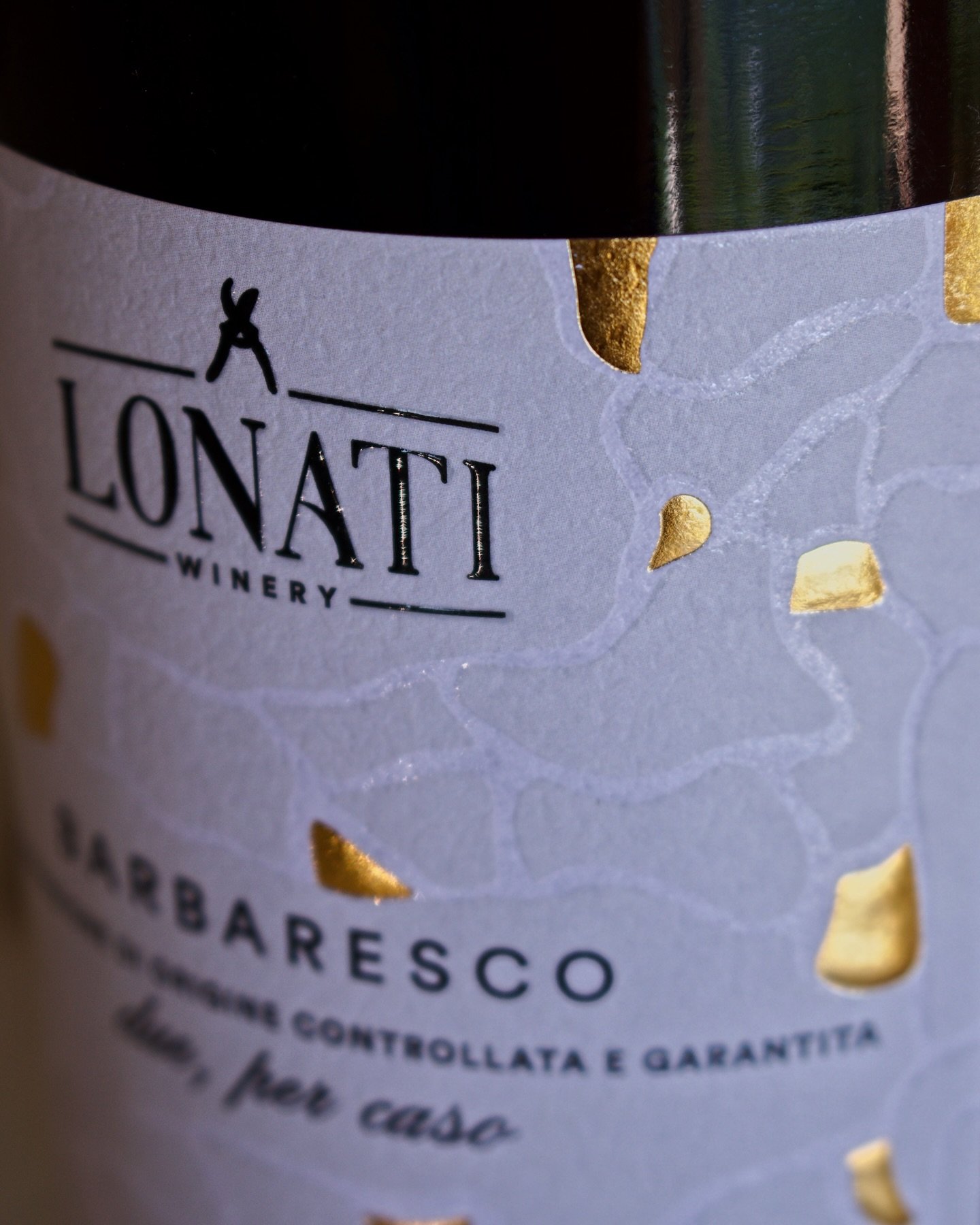 Il #sabato sa di #Barbaresco 🌱 🤍
scoprilo su www.lonatiwinery.com

#LonatiWinery 

#saturdaywine #vinipiemontesi #langhe #treiso #winetasting #meruzzano #winelovers #degustazionilanghe #vinorossofabuonsangue #langhewines #albeisa @albeisawines