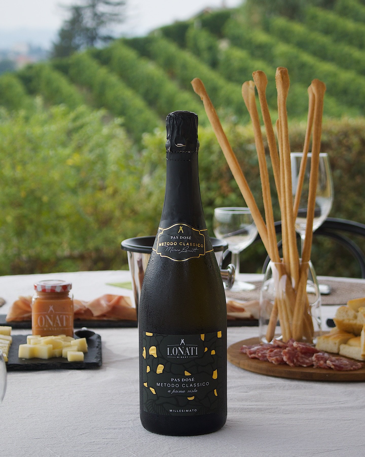 #MetodoClassicoPasDos&egrave;

Sfumature dorate e danze di piccole sfere racchiundono l&rsquo;eleganza di un piacere fugace, destinato a rimanere impresso per sempre.
All&rsquo;olfatto rivela profumi intensi e dinamici, crosta di pane con marcate not