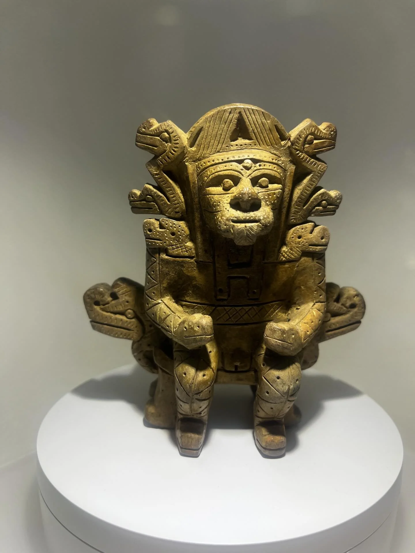 Desde el pueblo originario muisca la invitaci&oacute;n a re/conectar:

La idea de un yo &uacute;nico, estable y &ldquo;verdadero&rdquo; no es universal: es colonial.

La multiplicidad siempre estuvo aqu&iacute;. IFS puede ser una puerta de regreso...