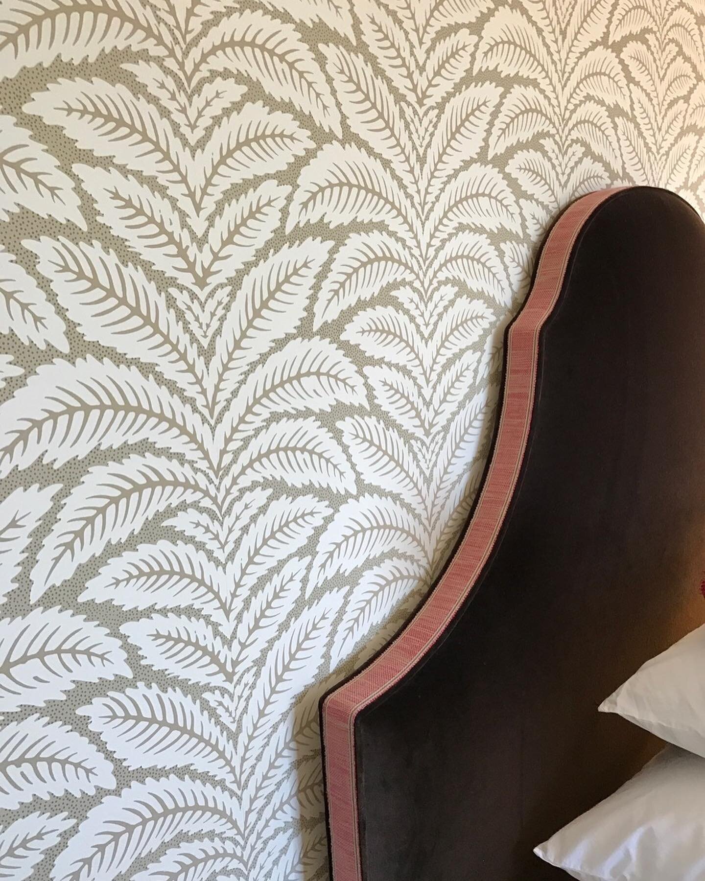 Today we are thinking about #wallpaper and our teams who work so hard to install it so beautifully &hellip; the first photo a particular favorite of mine for so many reasons #traditionalbutnot #details #lovemyclients #lovemyteams #wallpaperwednesday 