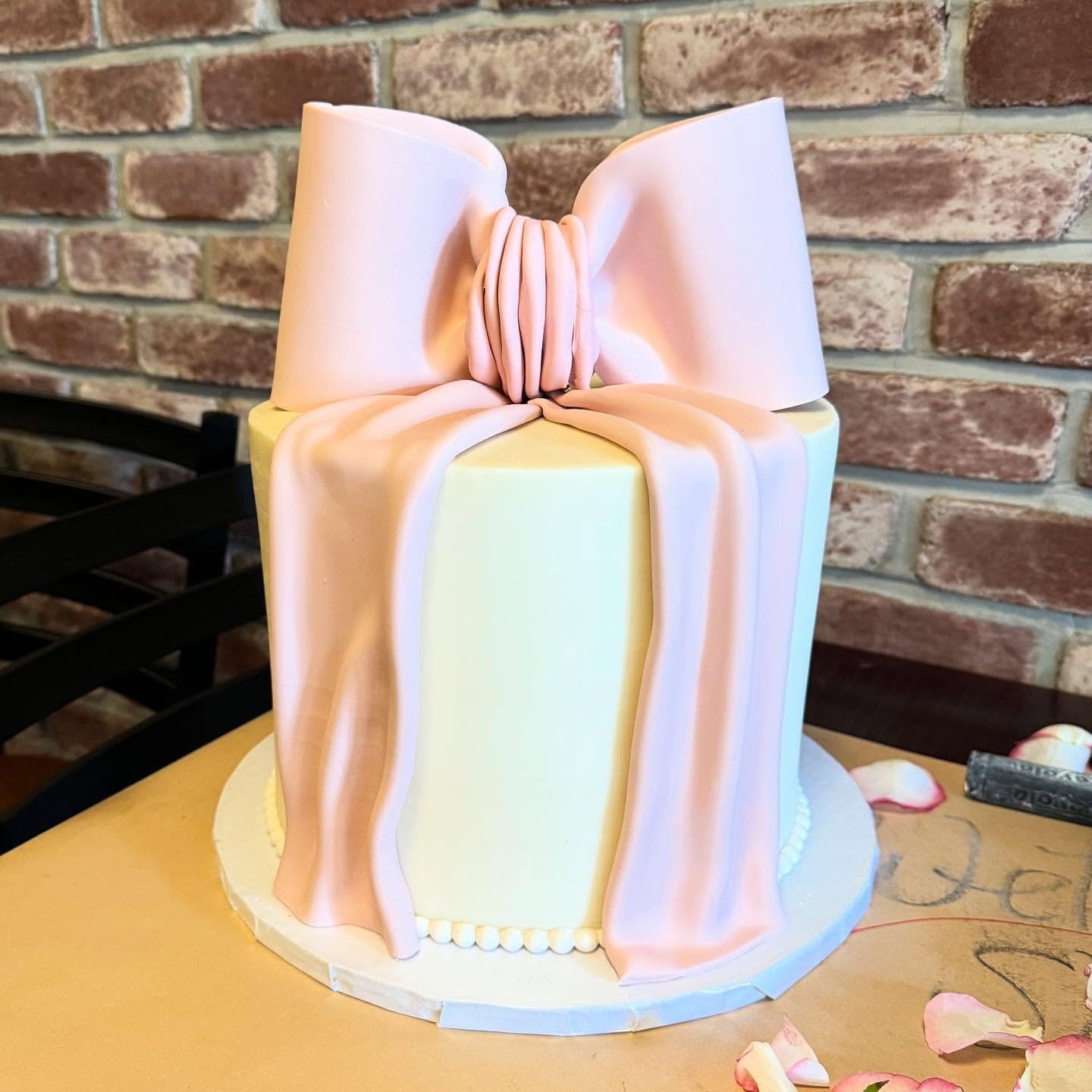This snow day finally has me posting the amazing sweet treats I had at my baby shower in September🎀
@sweettsbakeshop is a favorite of mine and they made such a bow-tiful cake&mdash; I chose their coconut cake and it was DELICIOUS! 
And for party fav