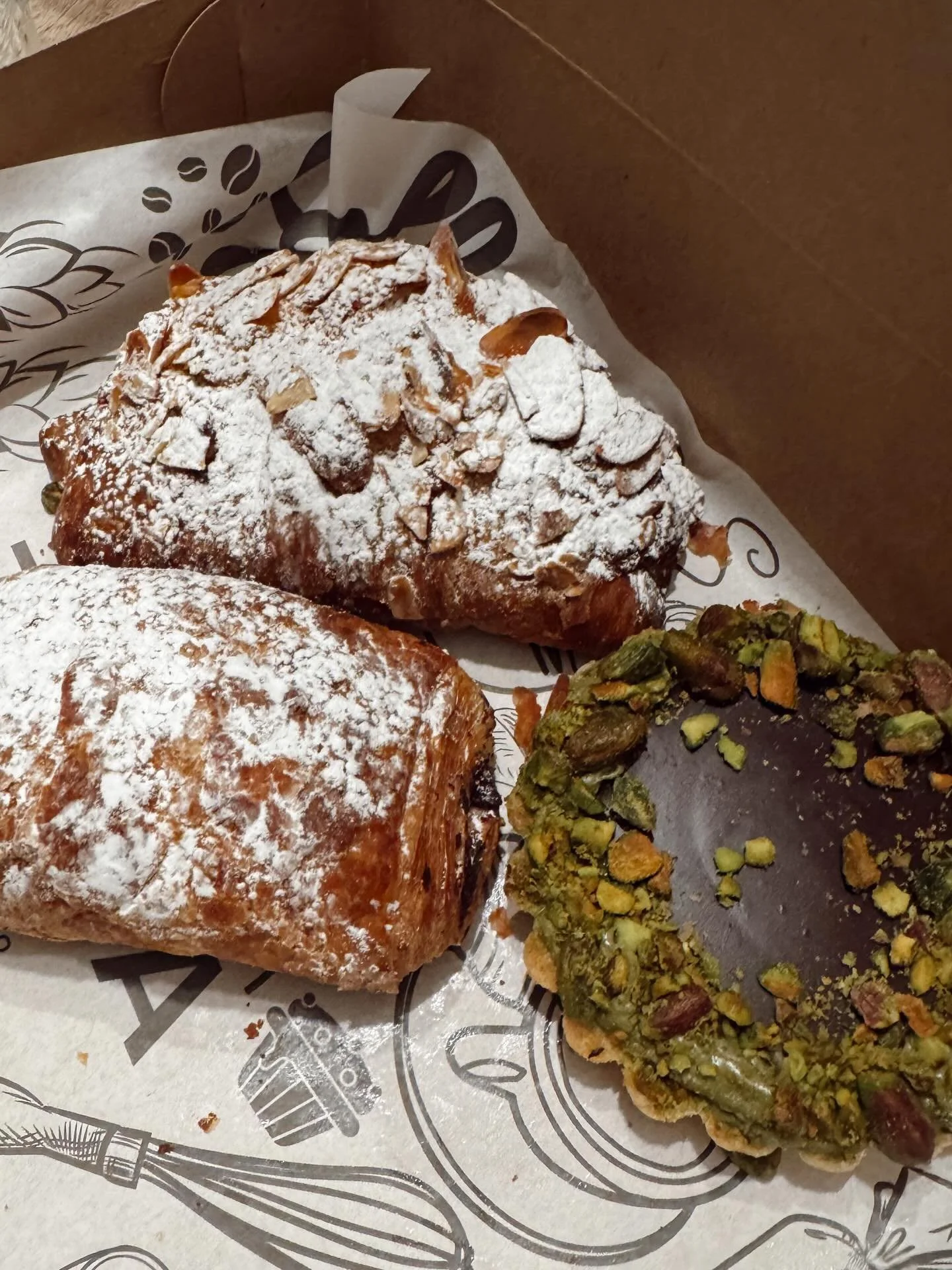 Have you been to @by_zena in Moorestown yet? I used to go to her pop ups at Haddon Culinary and I&rsquo;m so happy she now has a spot to call her own! 
I drove by last week while going to my parents house &amp; every bite was delicious 🤤
I got my pa