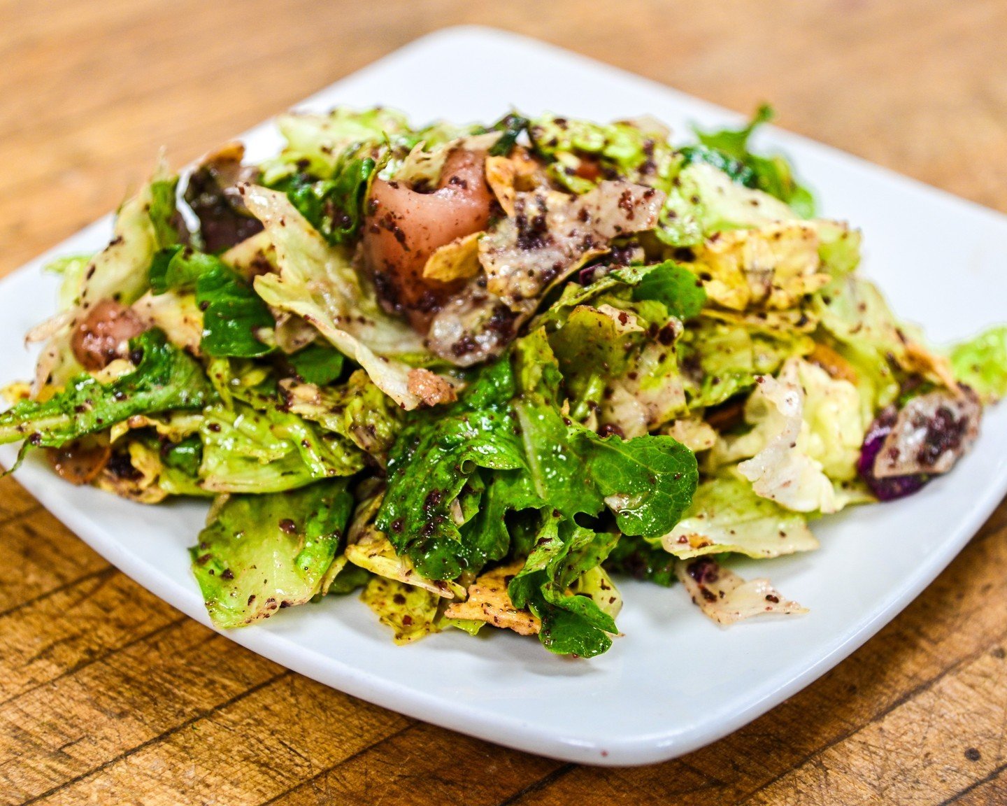 Fresh greens have never looked this good 🤩⠀
Stop on by and get a flavorful Fattoush Salad, available as a vegetarian option or add chicken🥗⠀
⠀
👉 We're Open 11am to 9pm.⠀⠀
👉 View Menu + Order Online: link in bio⠀⠀
⠀⠀
#IkesRestaurant #SterlingHeigh