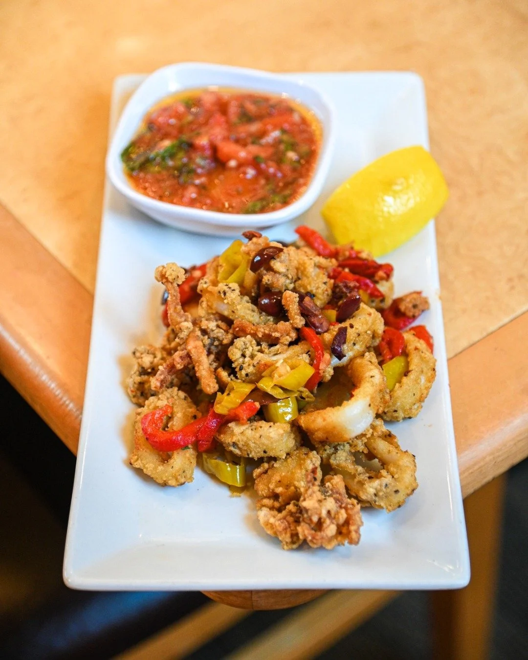 Golden, crispy, and oh-so-tender 🦑✨ Our Calamari is served with fresh lemon and zesty ammoglio sauce &mdash; the perfect start to your meal at Ike&rsquo;s!

🕚 Open today 11am-9pm
📲 Order online and view the menu: link in bio

#IkesRestaurant #Ster