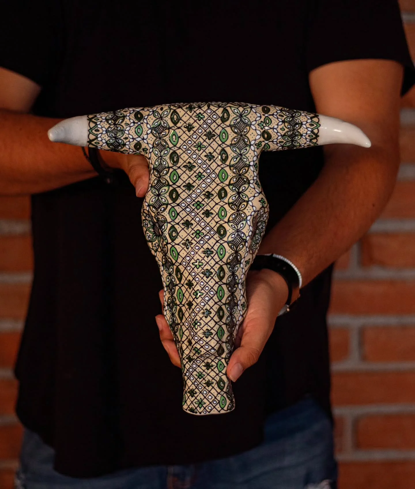 Cer&aacute;mica artesanal de alta temperatura. Cr&aacute;neo de toro para colgar en pared.