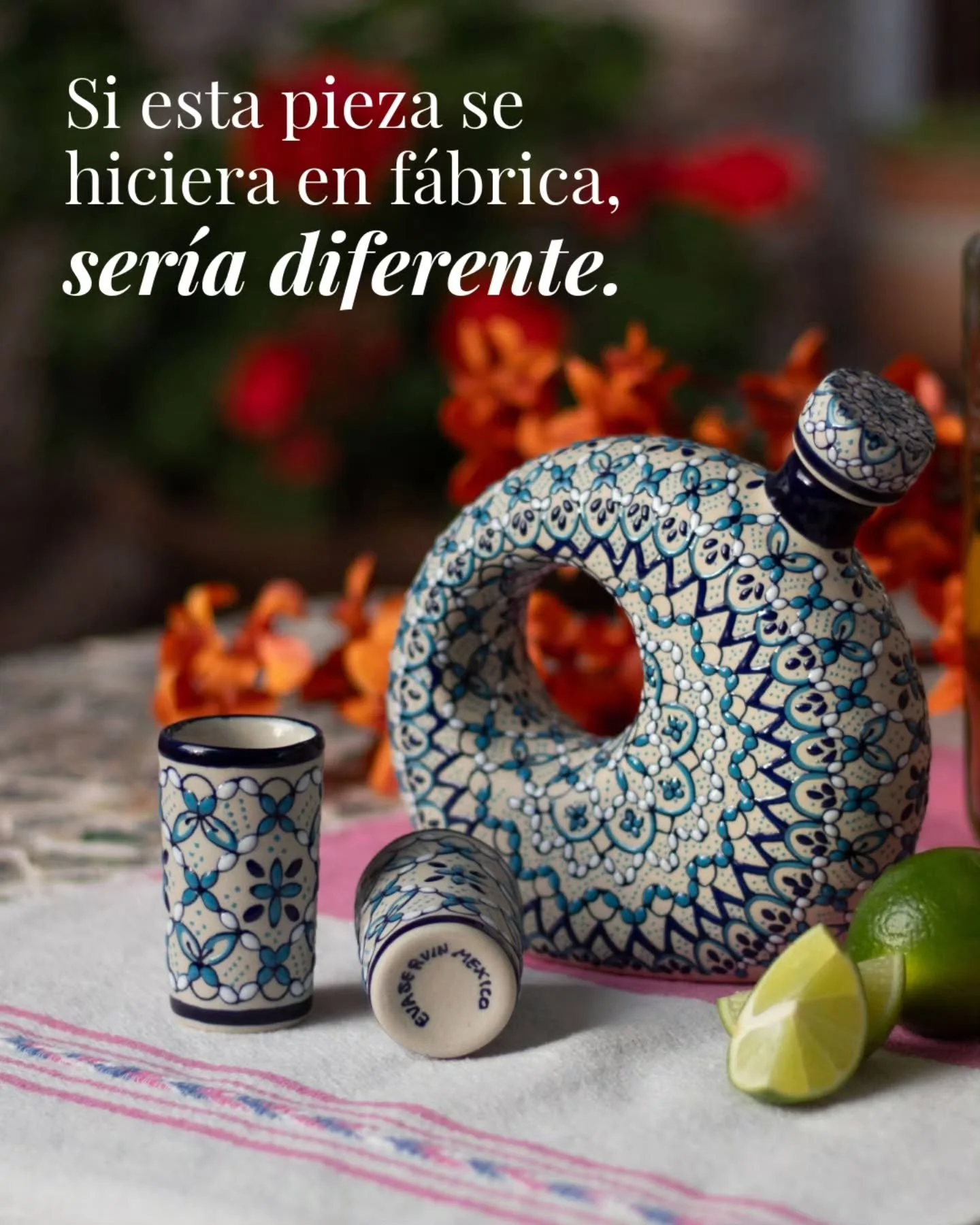 Si esta pieza naciera en una f&aacute;brica, ser&iacute;a diferente.
​Para producirla en serie, tendr&iacute;amos que quitarle material, ahorrarle tiempo y, b&aacute;sicamente, robarle el alma.

​Nos toma d&iacute;as dar vida a una sola pieza, y lo d