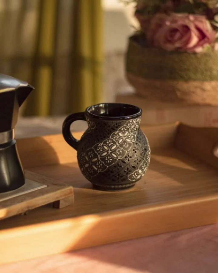 Caf&eacute;, atole, chocolate, t&eacute; o un ponche de frutas... todo sabe mejor en un jarrito, &iquest;estamos de acuerdo?

Este no es un decorado que hagamos a menudo en el taller, pero queda muy hermoso y hasta hipn&oacute;tico.

Seamos sinceros: